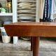 Table basse, banc en bois foncé lamellé