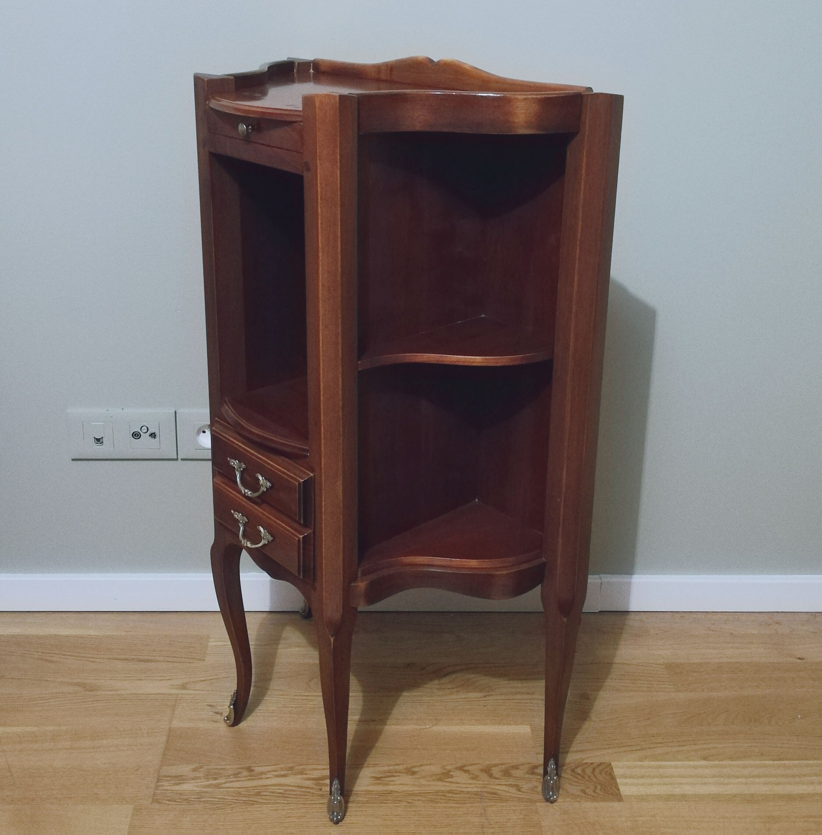 Meuble d'appoint en merisier style Louis XV