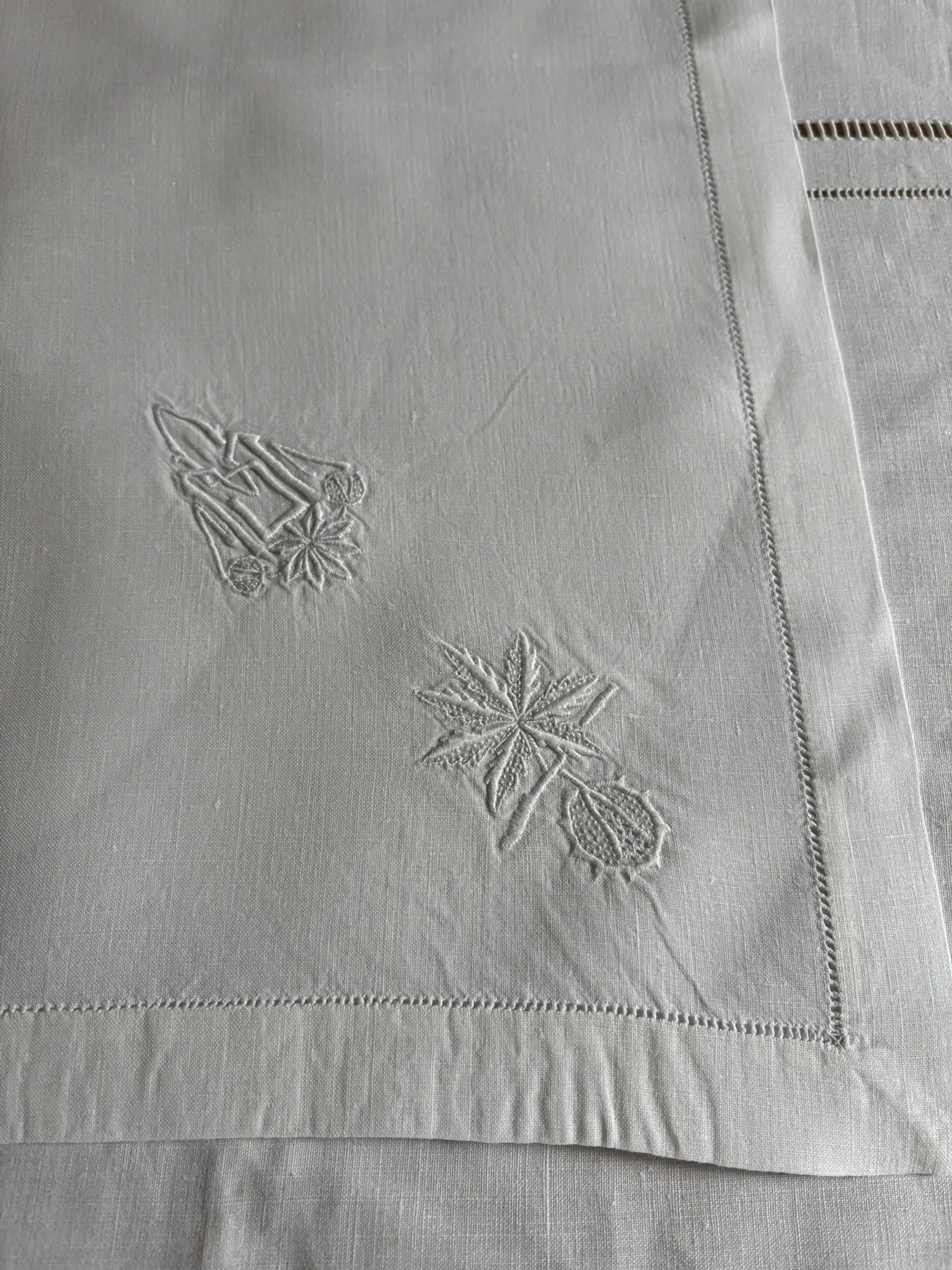 Nappe brodée ancienne