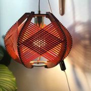 Lampe de table en bois tissé – Sora M – D32 cm – 42 couleurs