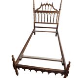 Lit en bois sculpté demi-baldaquin
