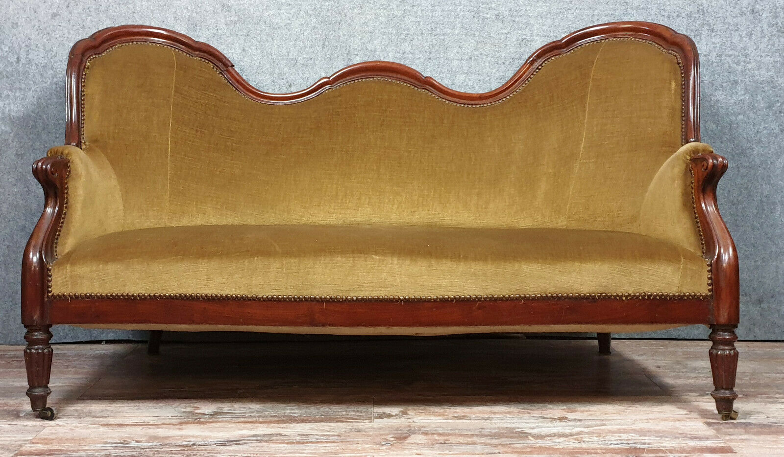 Napoleon III-era seating in mahogany and Genoa velvet around 1850