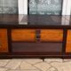 Table basse en bois avec niche intérieure