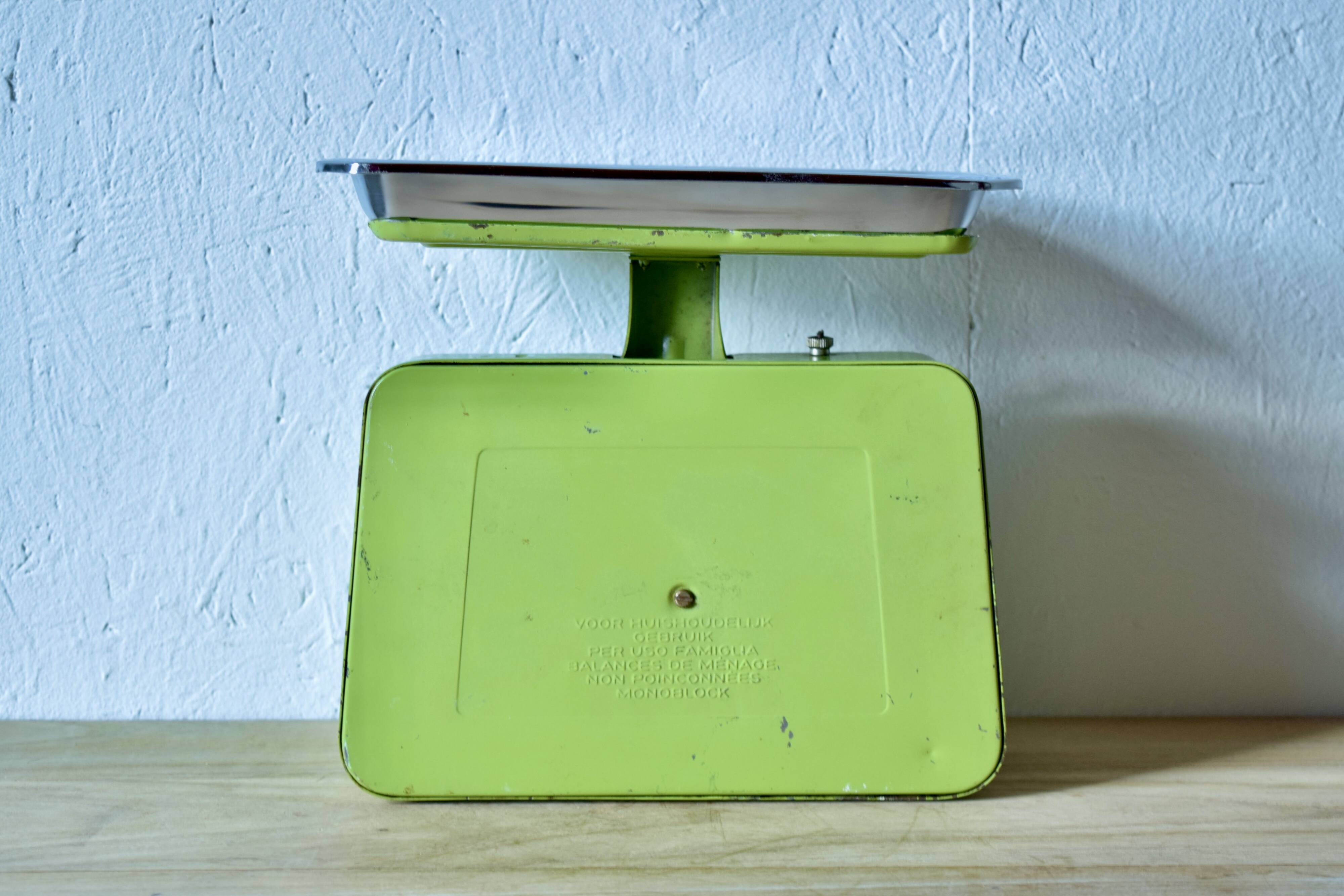 Stube - vintage green kitchen scale in enameled metal - force 10