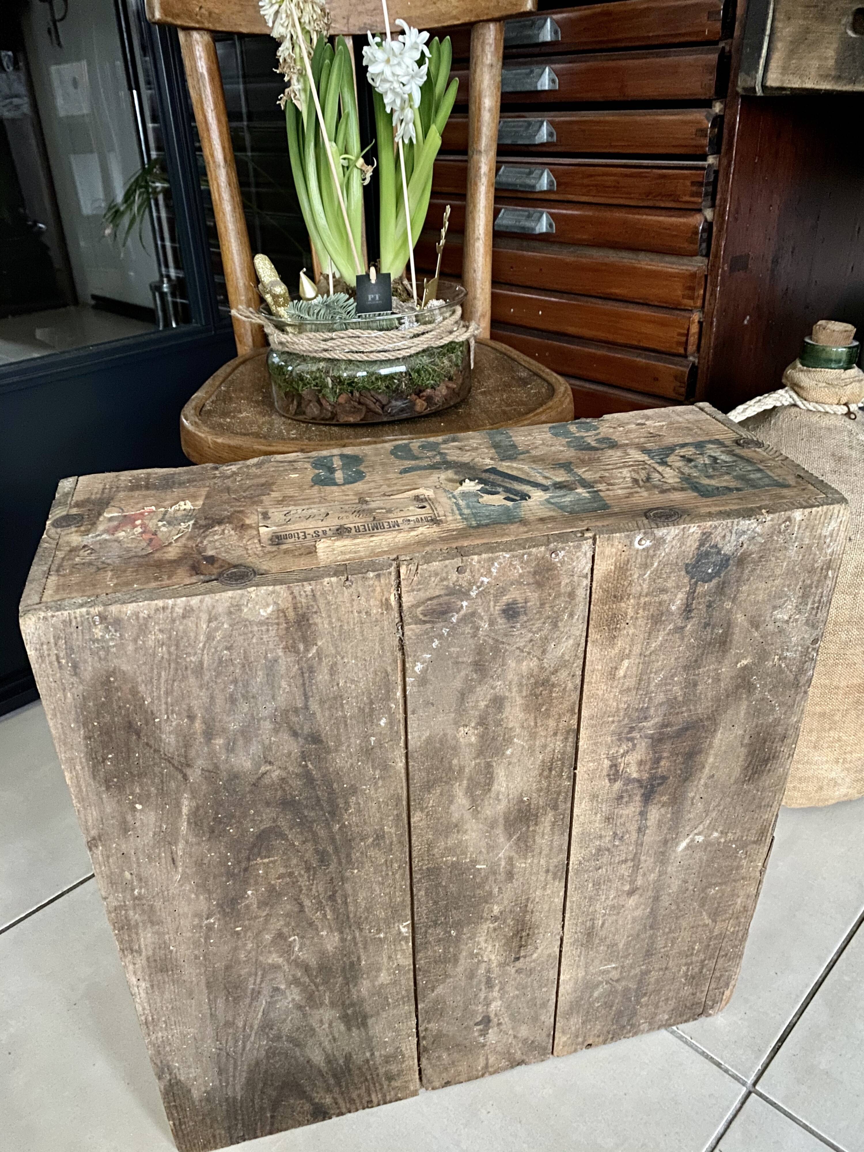 Ancienne caisse en bois « Rhum Luceta »
