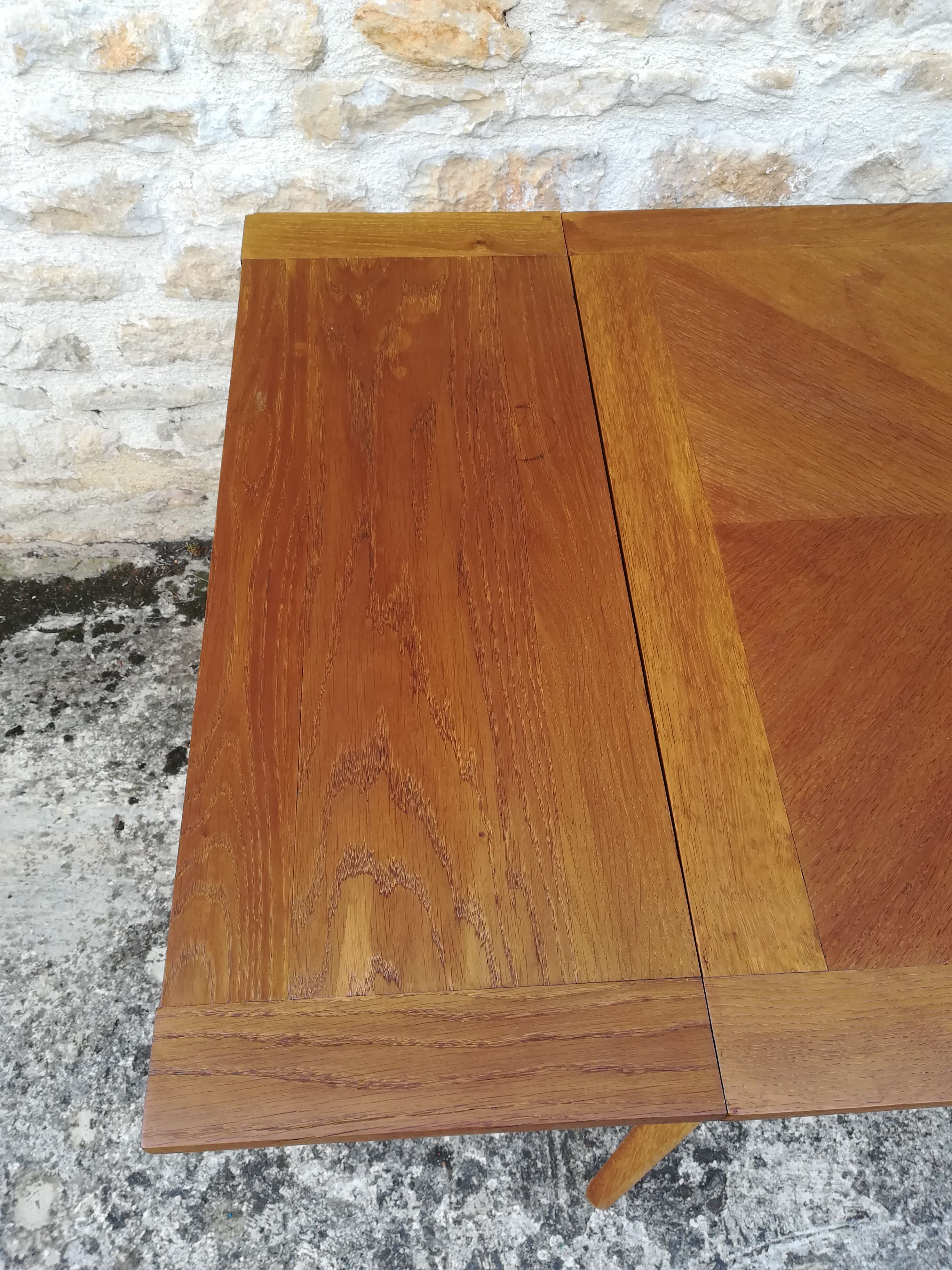 Oak table has two vintage extensions