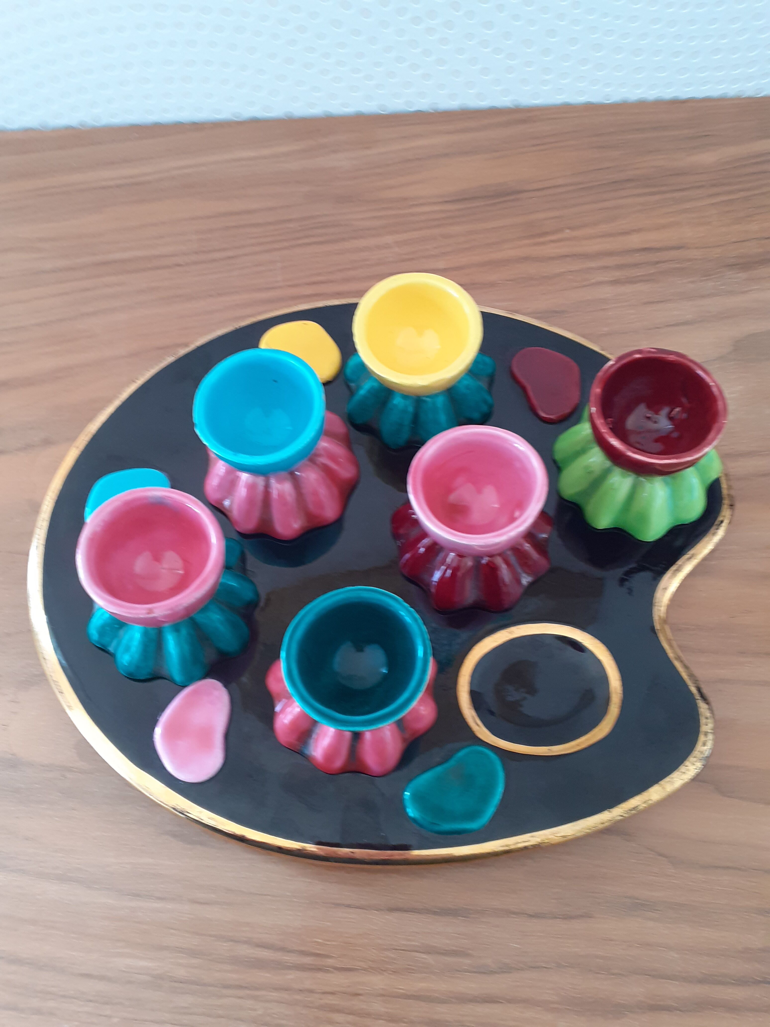 6 vintage cockroaches and their pallet-shaped tray