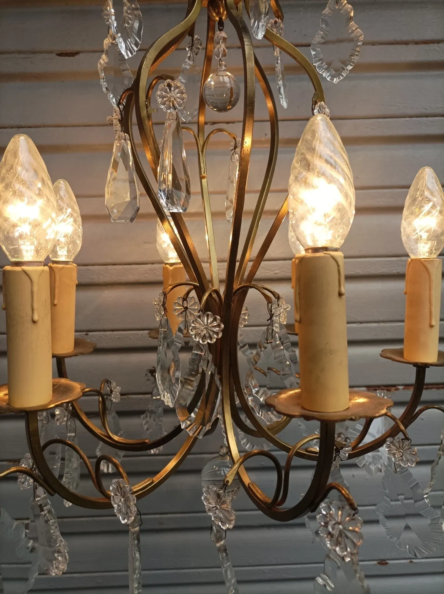 Remarkable cage chandelier with 6 lights and complete crystal pendants in working condition.