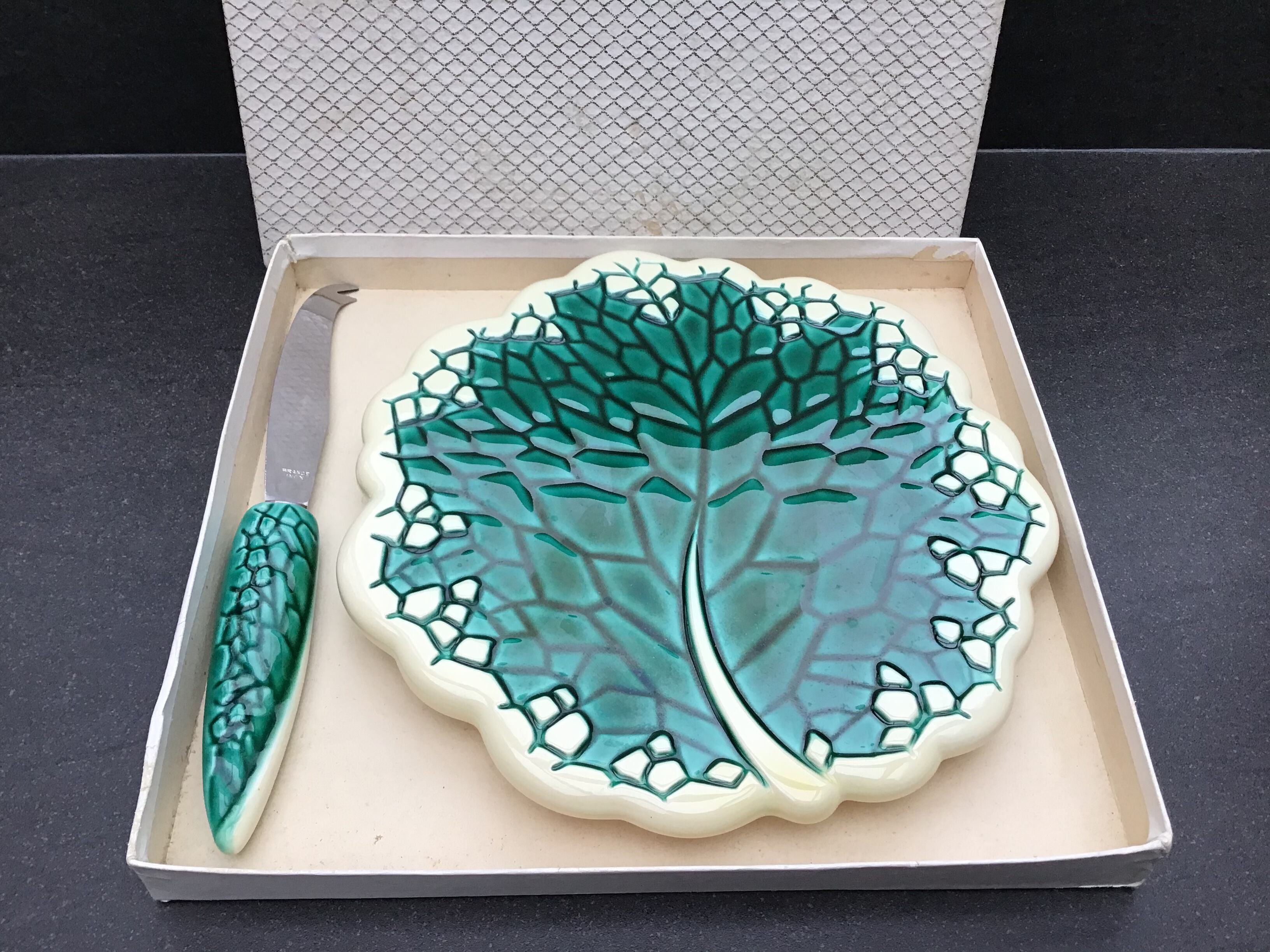 Verceram cheese platter and knife, leaf decoration