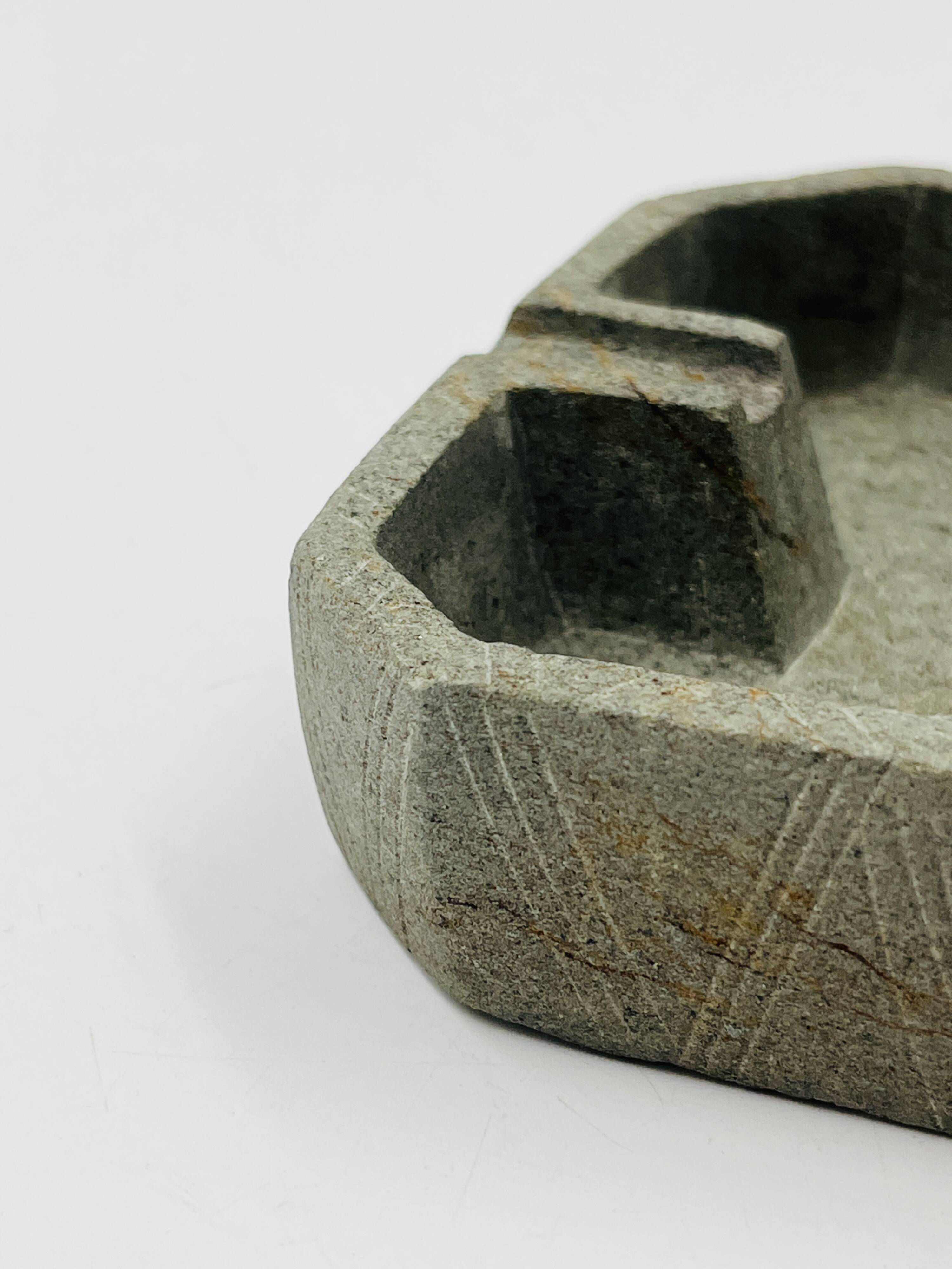 Mineral brutal ashtray