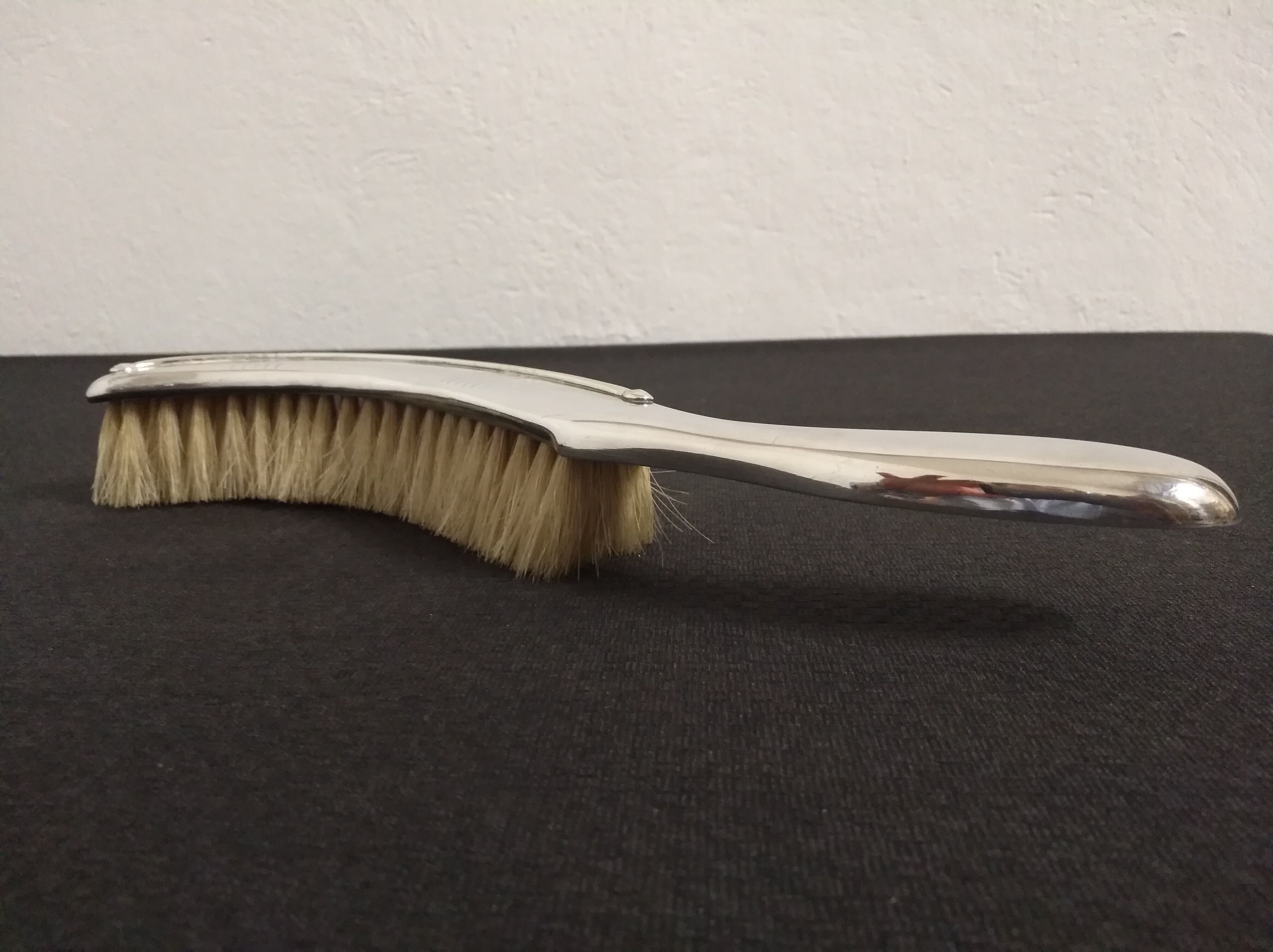 Picks crumbs, peel and table brush in silver metal