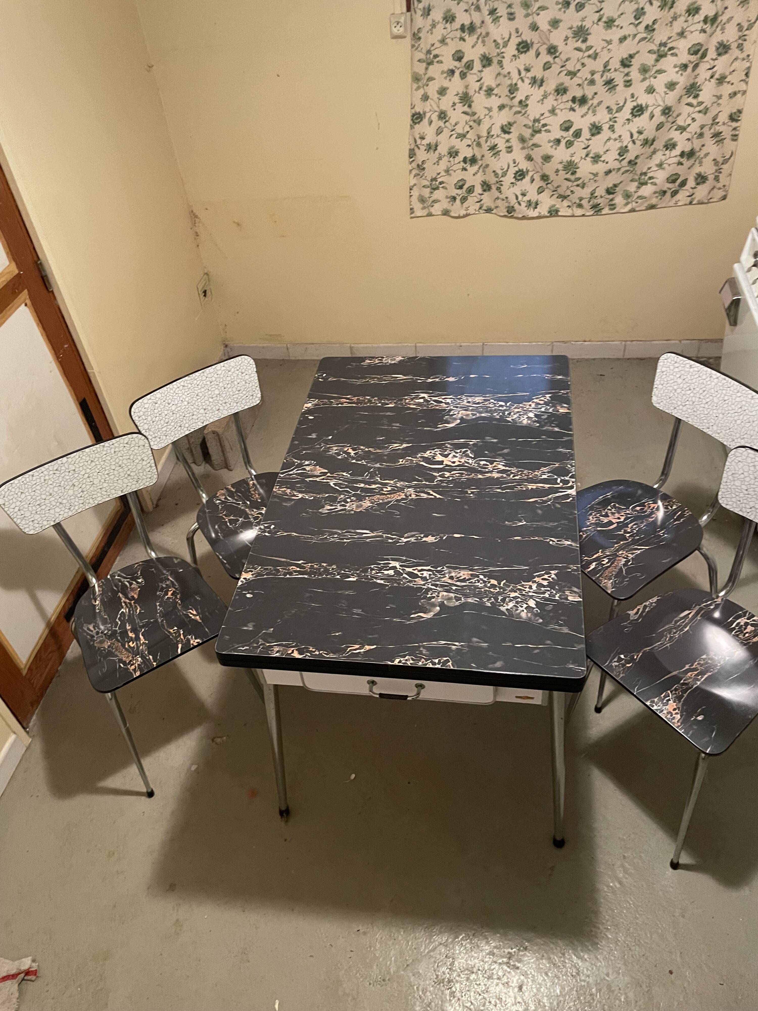 Table and 4 chairs in Formica.