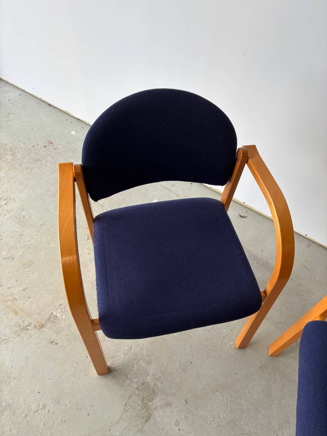 Série de deux chaises empilanle en hêtre courbé style scandinave IKEA