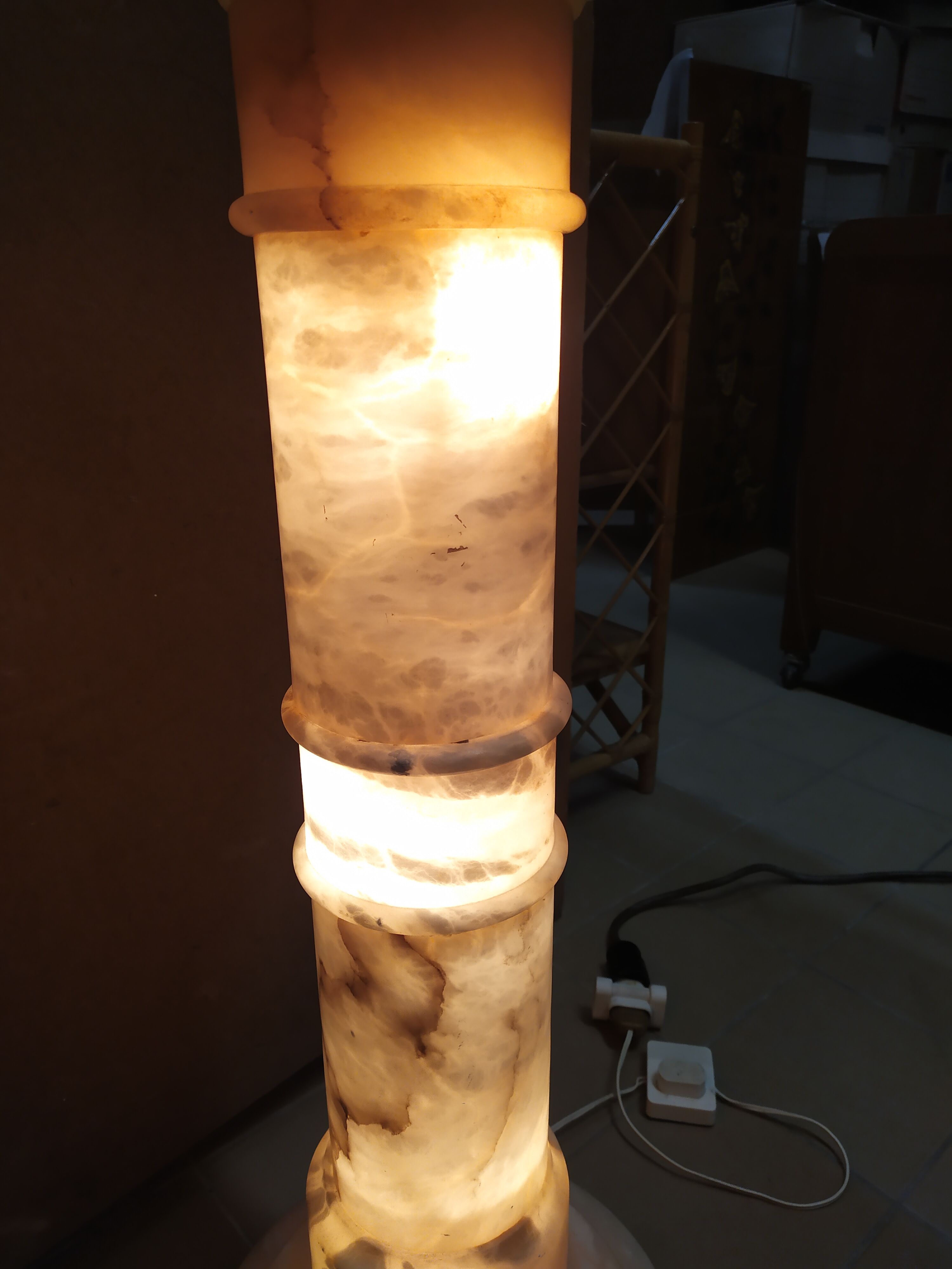 Column in bright alabaster 87 cm 3 fires