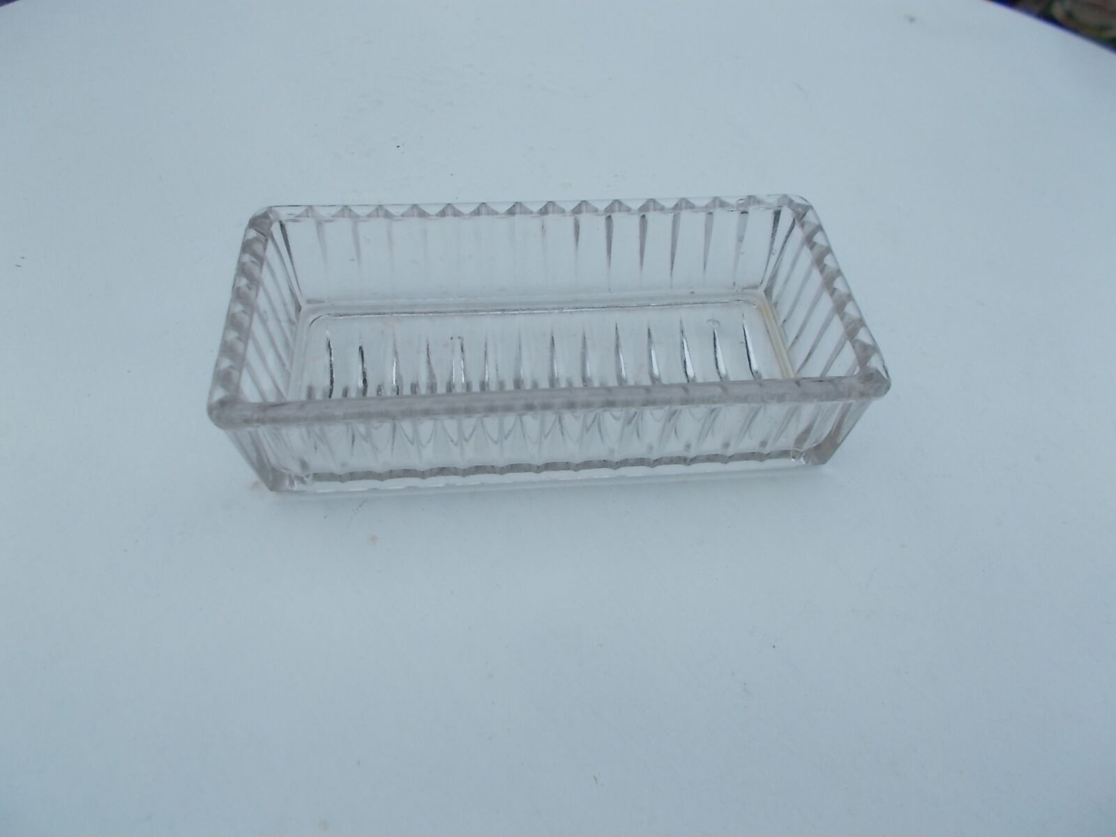 Plat ravier en verre moulé