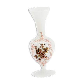 Vase in white opaline flowers