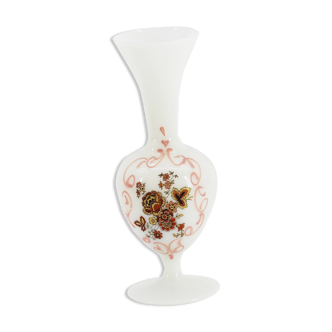 Vase in white opaline flowers