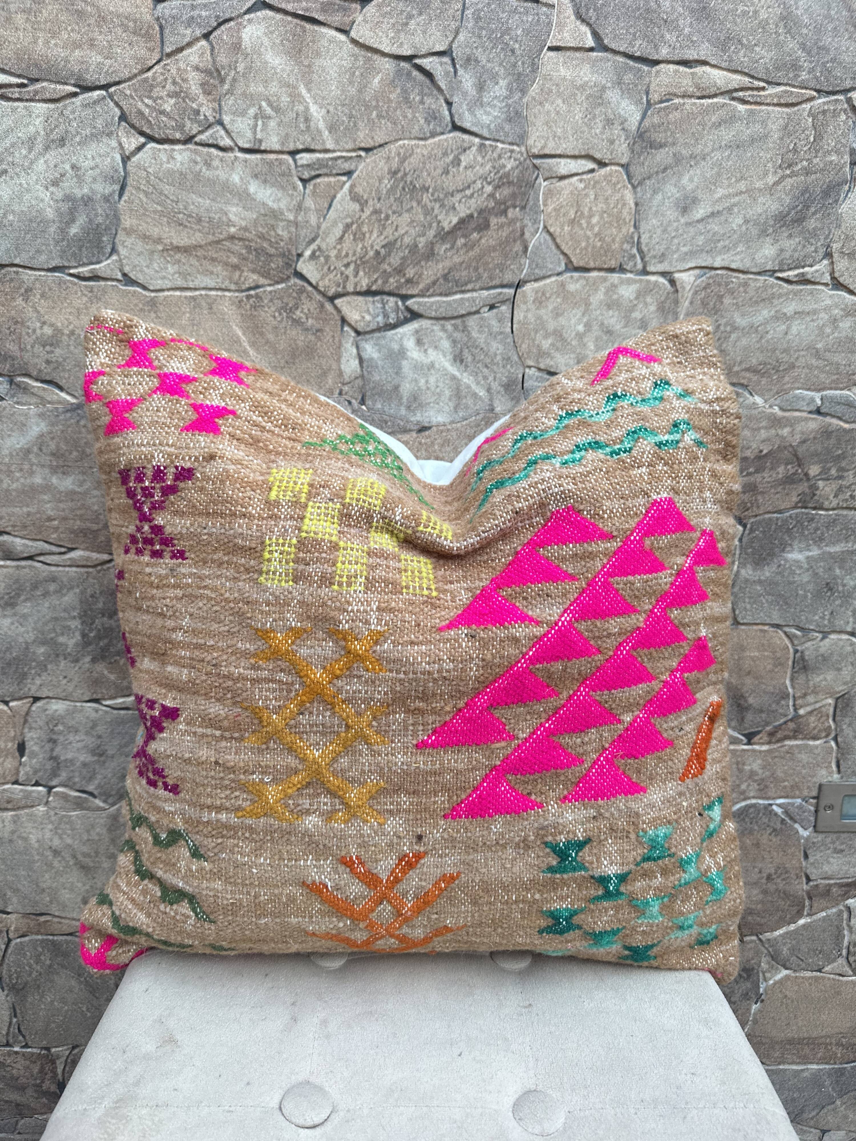 Handmade Moroccan Kilim cushion cover: Berber cushion in wool