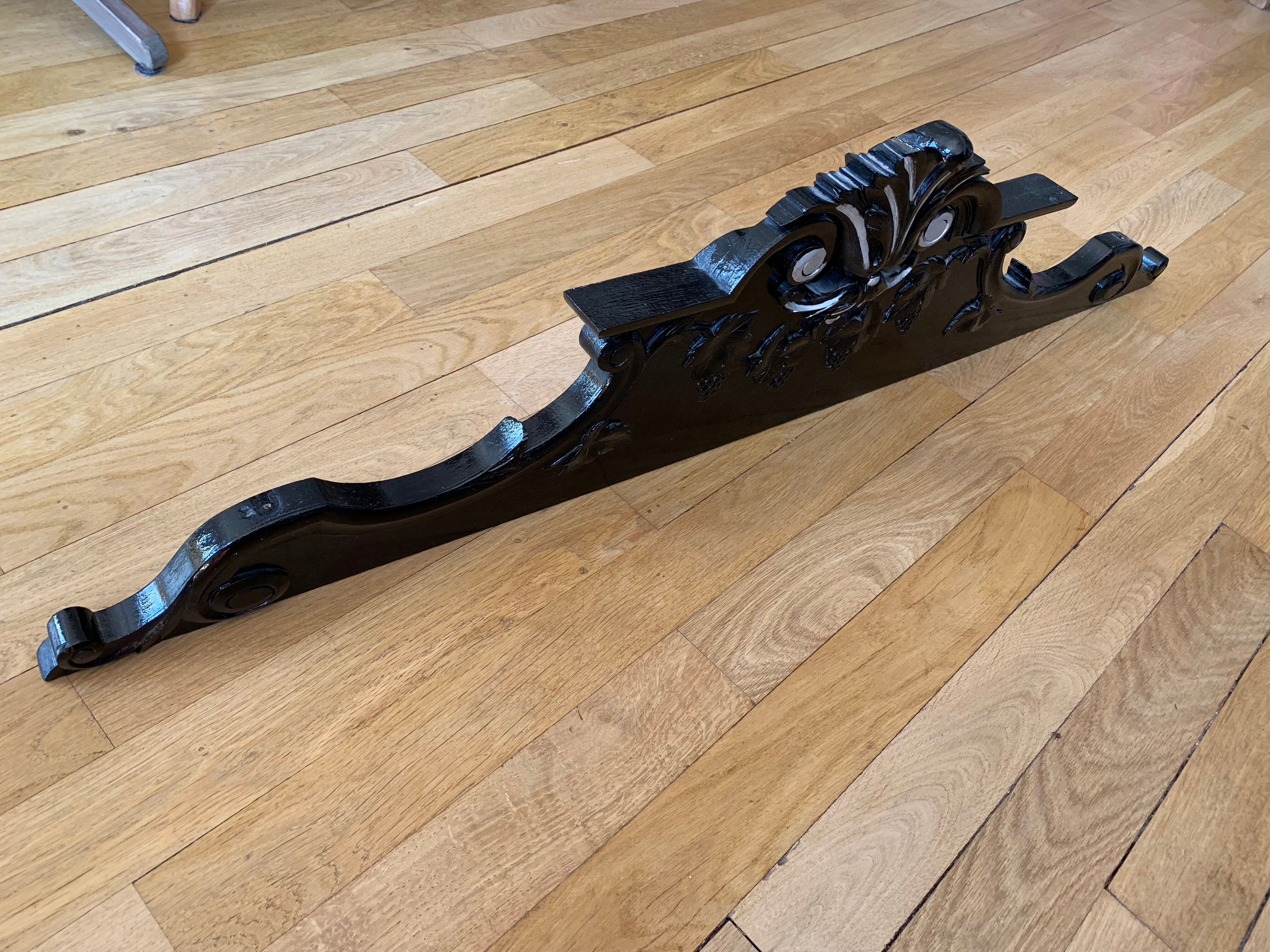 Ancient door fronton in solid wood