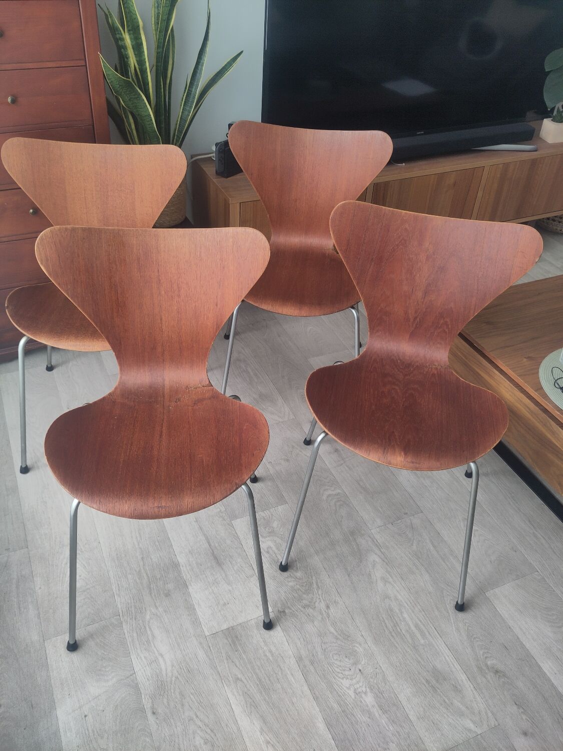 4 "Ant" chairs by Fritz Hansen, number 0164, refurbished.
