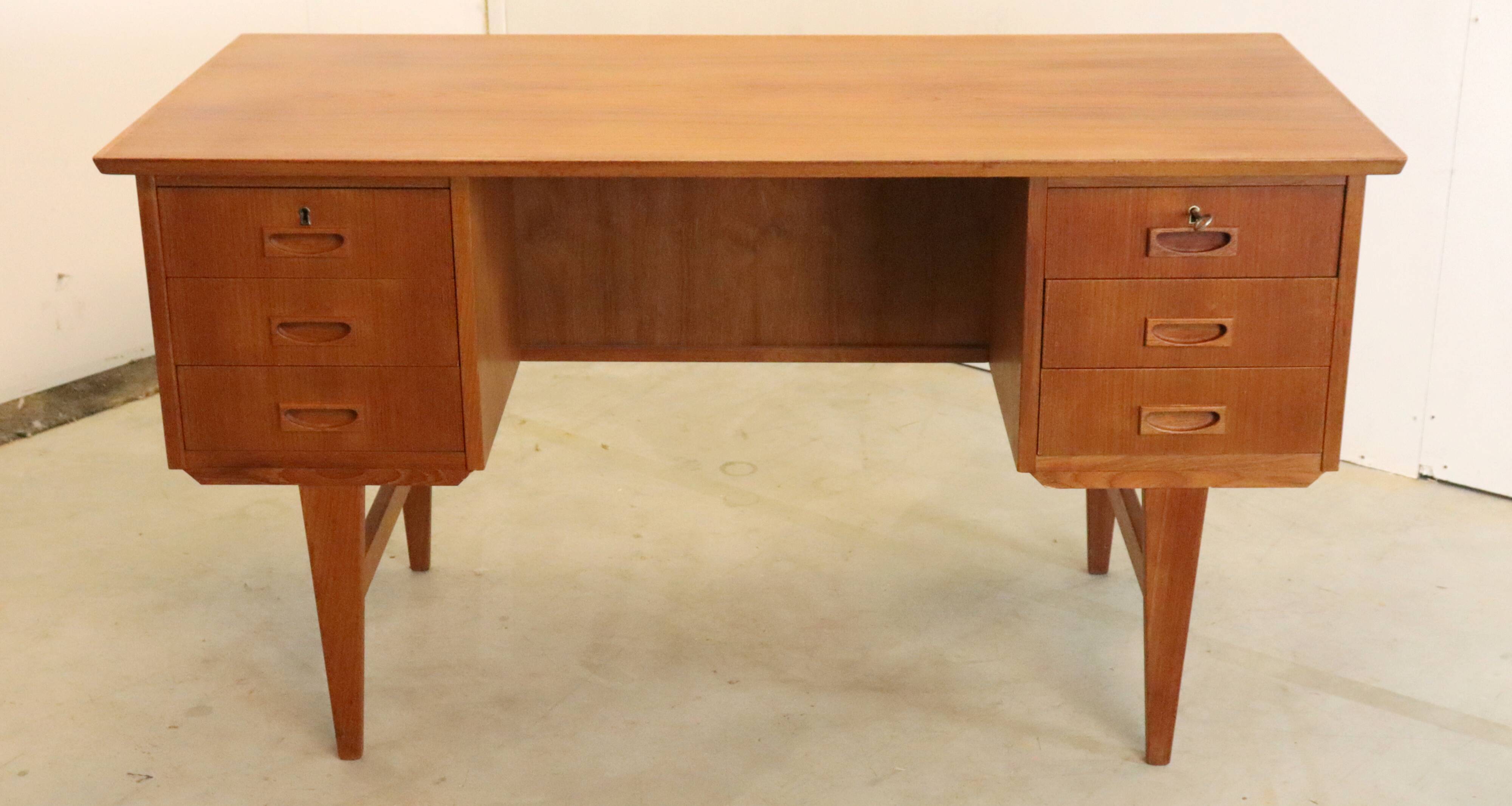 Deens bureau 'Haurvig' - teak mid century
