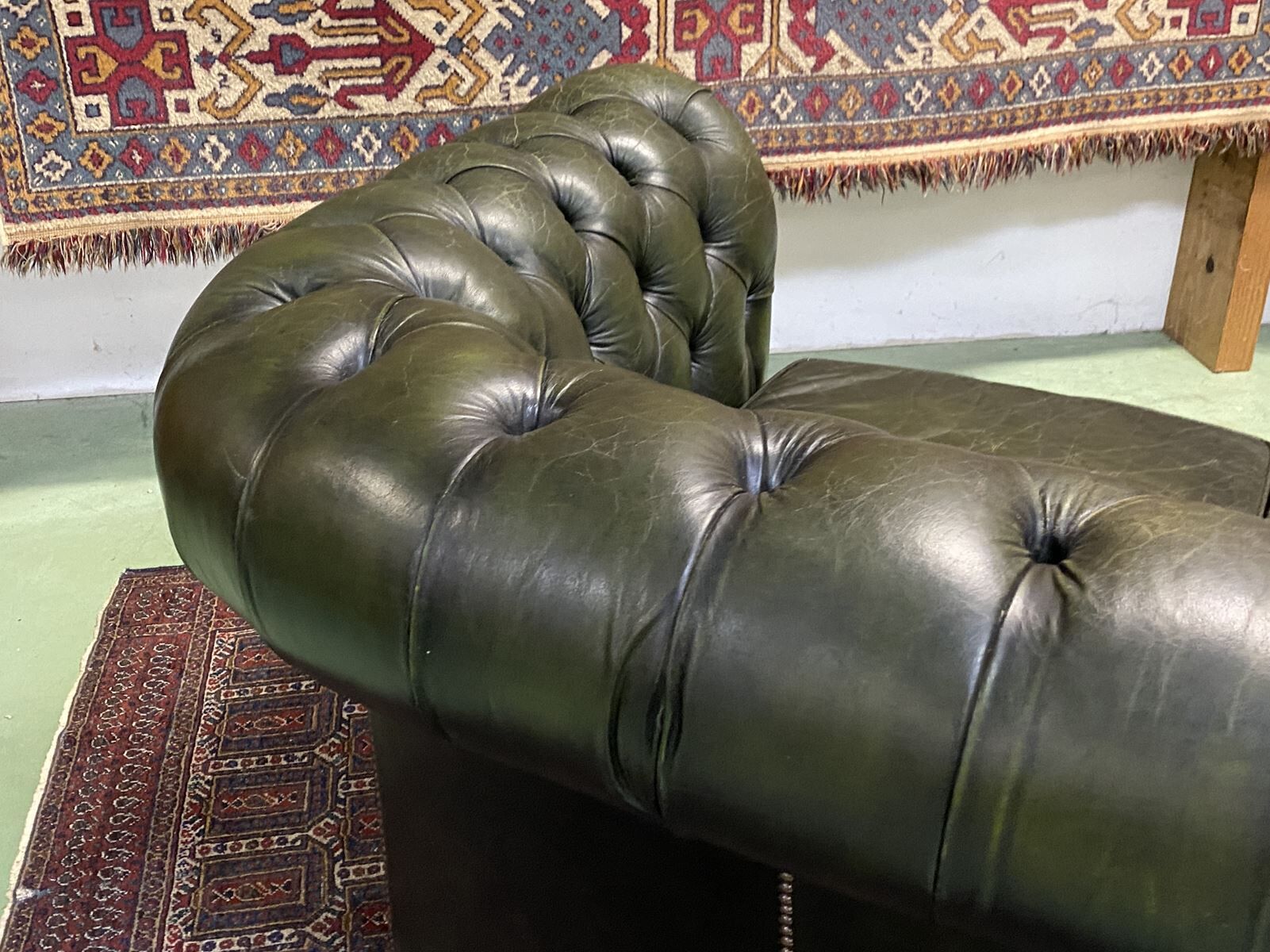 Chesterfield 2-seater green leather sofa from the 1980s
