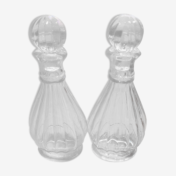 Set de 2 petites carafes en verre ciselé  avec bouchon