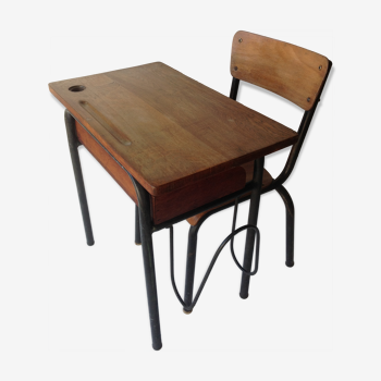 Ancien bureau d'écolier en bois et sa chaise