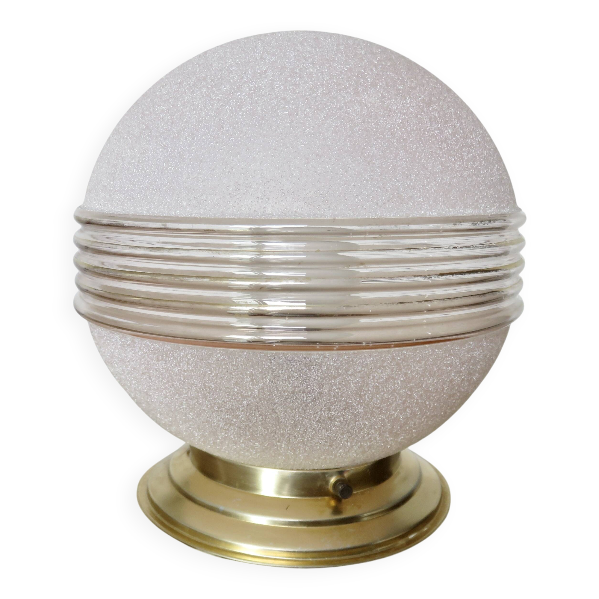 Plafonnier "globe" en verre granité rose,  liserés dorés, vers 1950 ou 1960