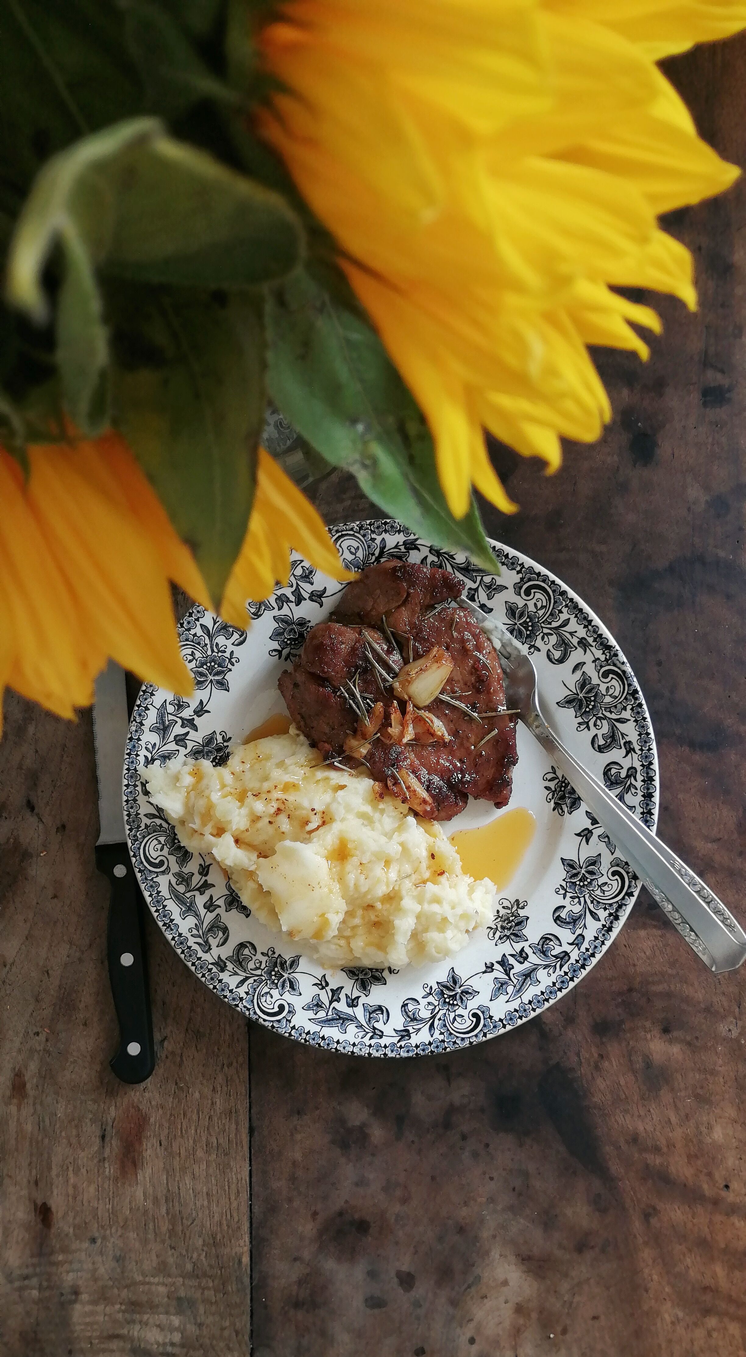 3 flat ironware plates, "Jane" model, Saint Amand