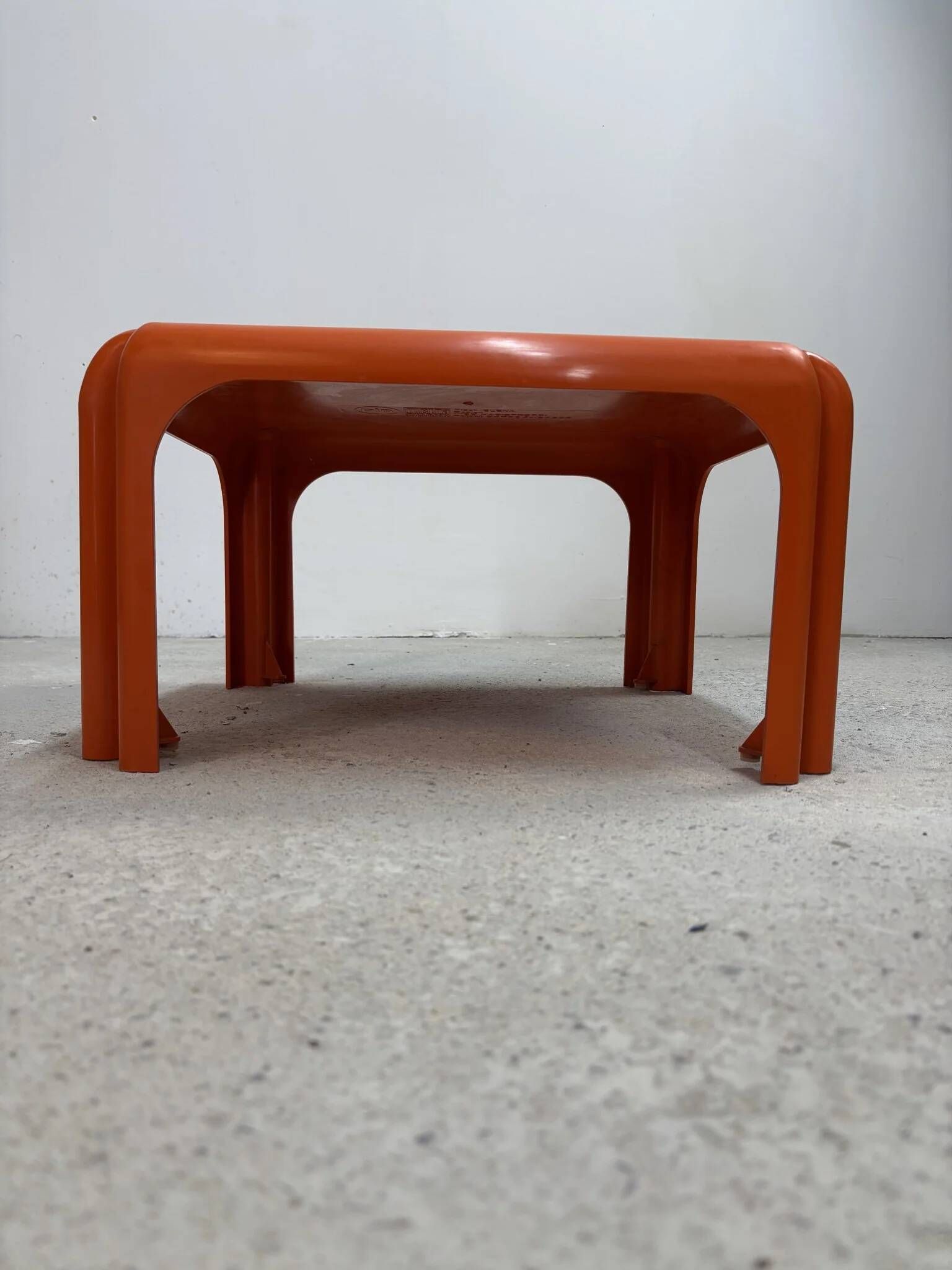 Elena orange coffee table — Vico Magistretti — Metra