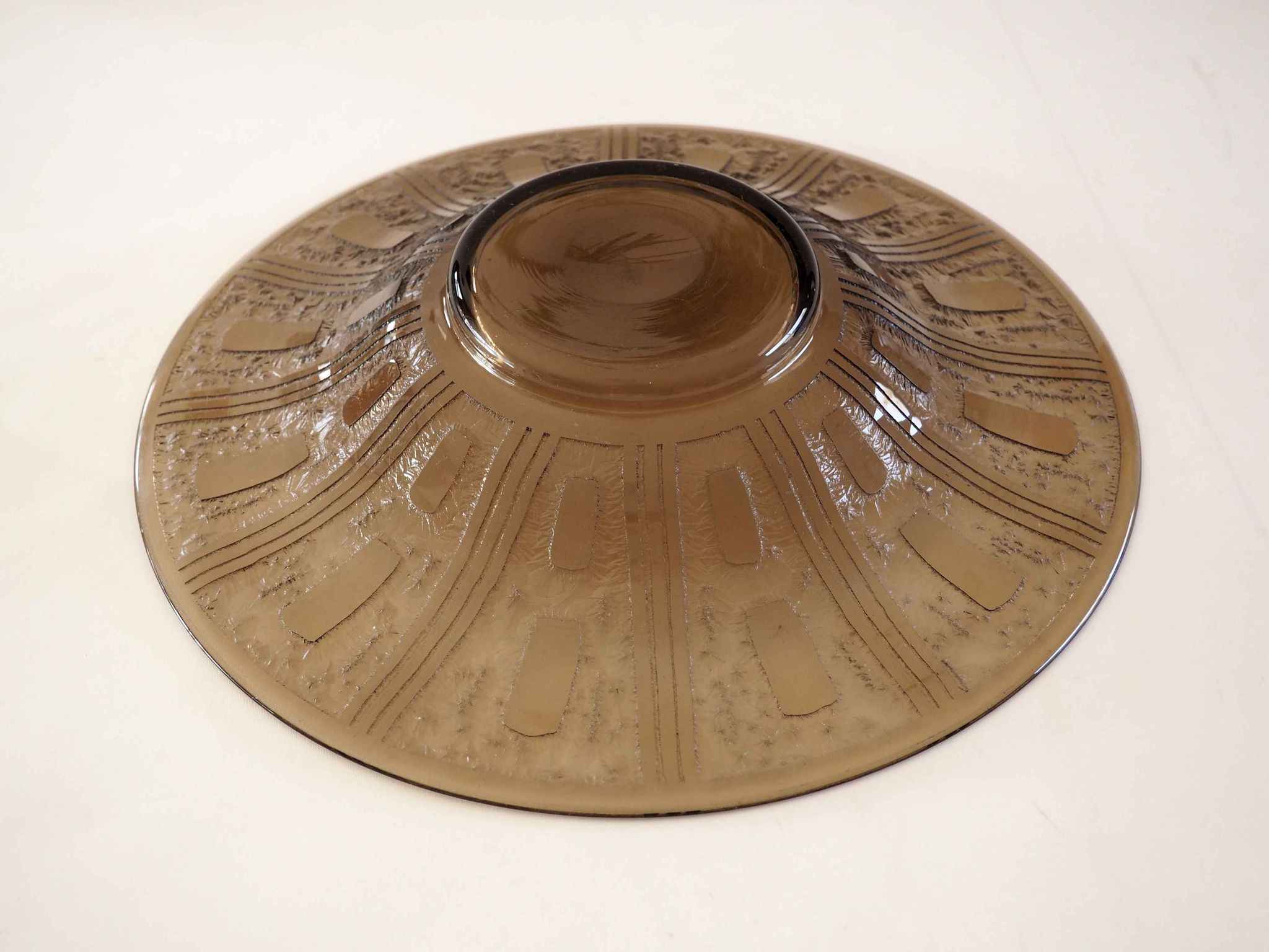 Plat Verror verre fumé gravé