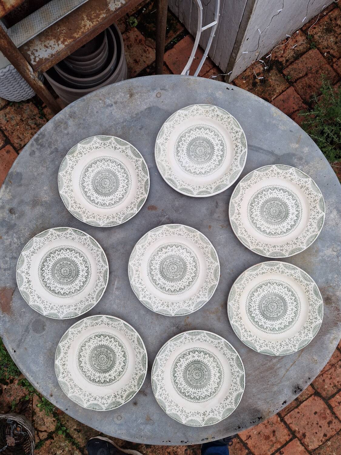 Lot of 8 flat plates in antique English earthenware, fine ware, with patterns.