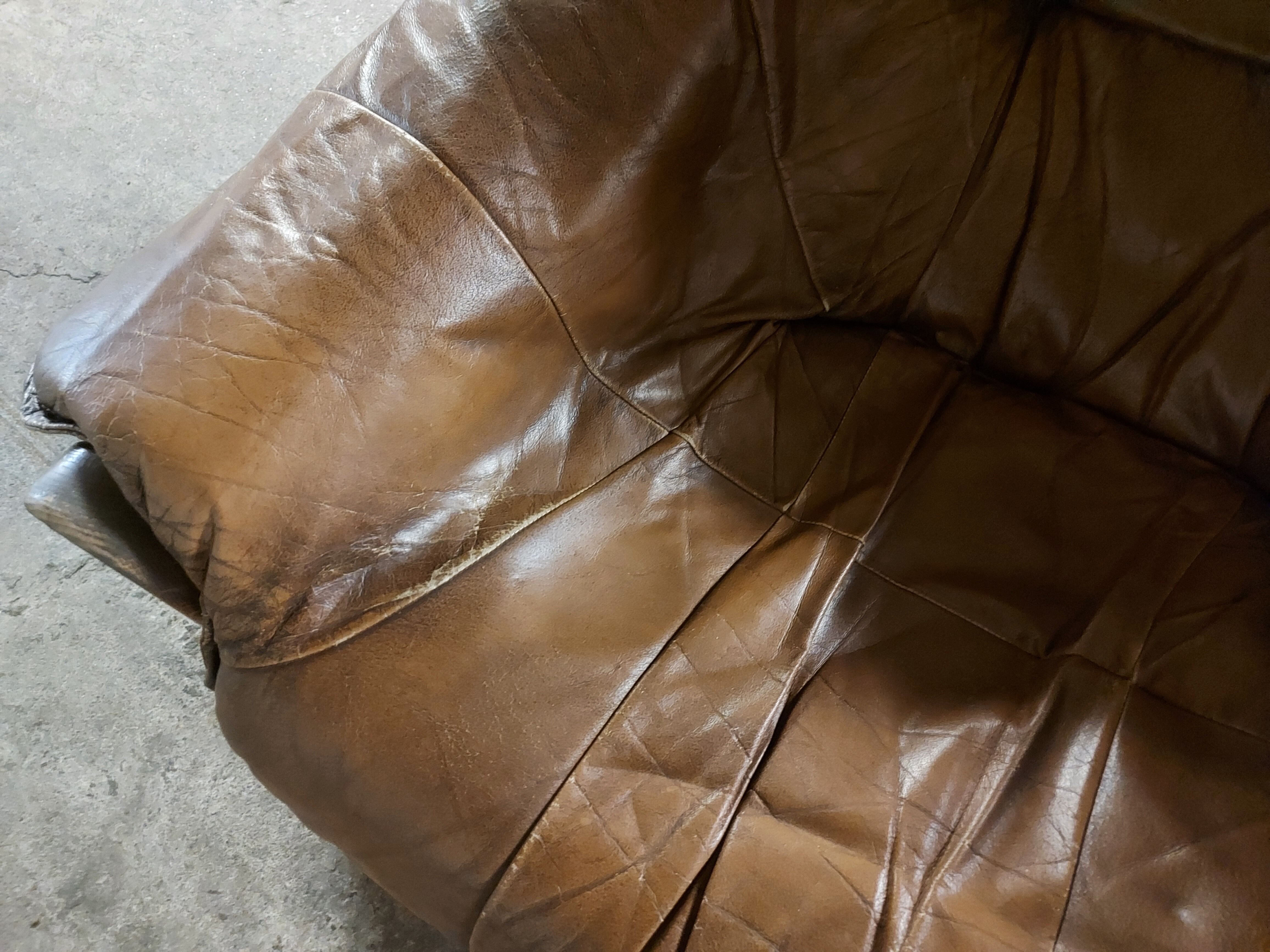 Armchairs in leather and vintage wood 70's