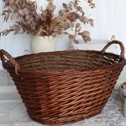 Grand panier en osier foncé vintage avec anses
