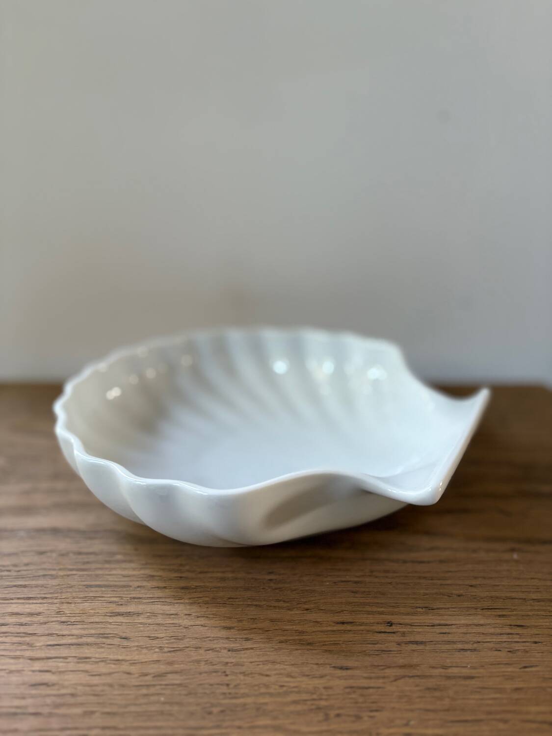 Vintage ceramic shell-shaped dish