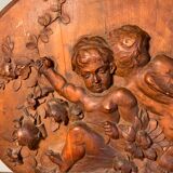 Bas relief en bois sculpté