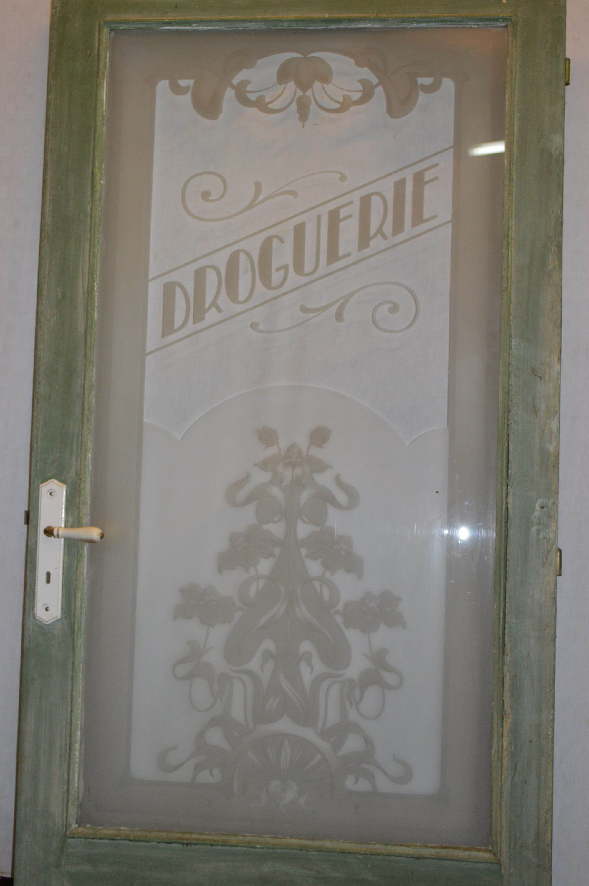 Porte avec un verre gravé "droguerie"
