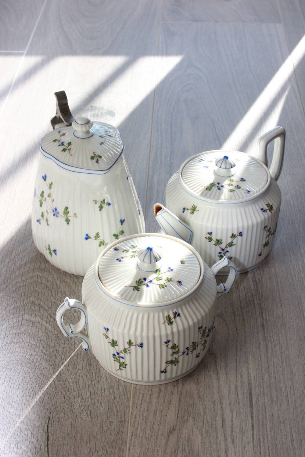 Service à thé ancien en porcelaine