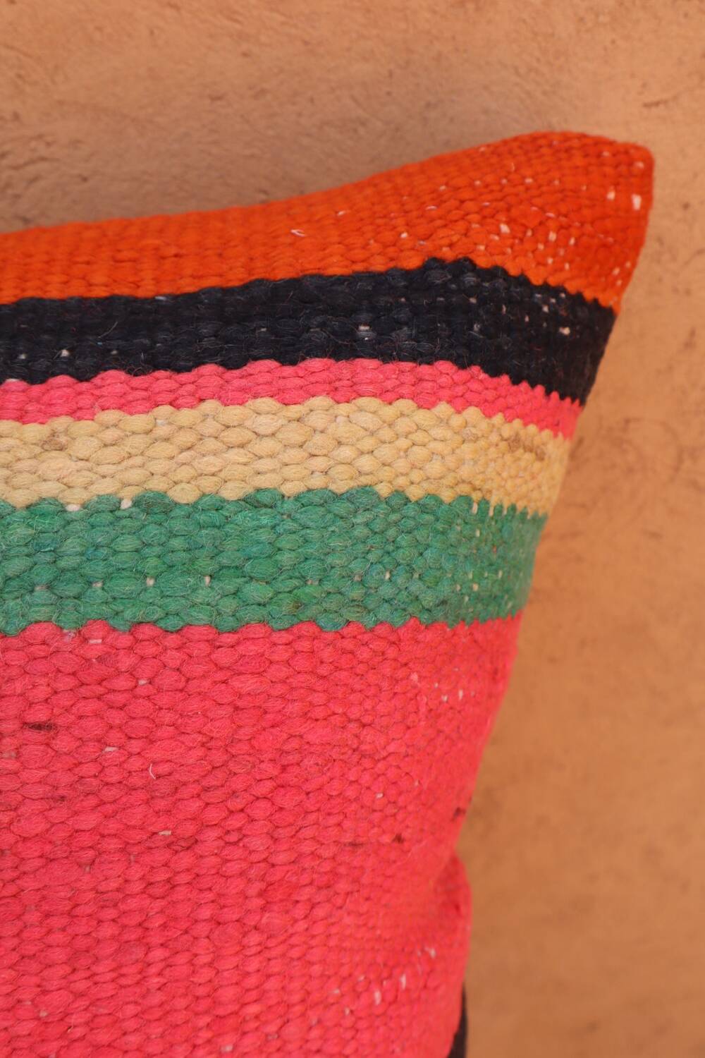 Coussin en laine rayé multicolore