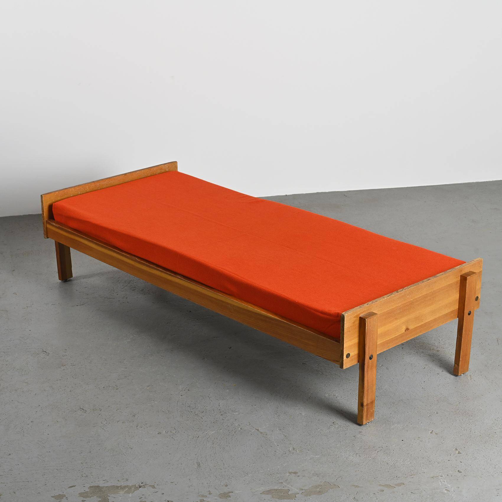 Lit banquette by Pierre Guariche, La Plagne, around 1965.