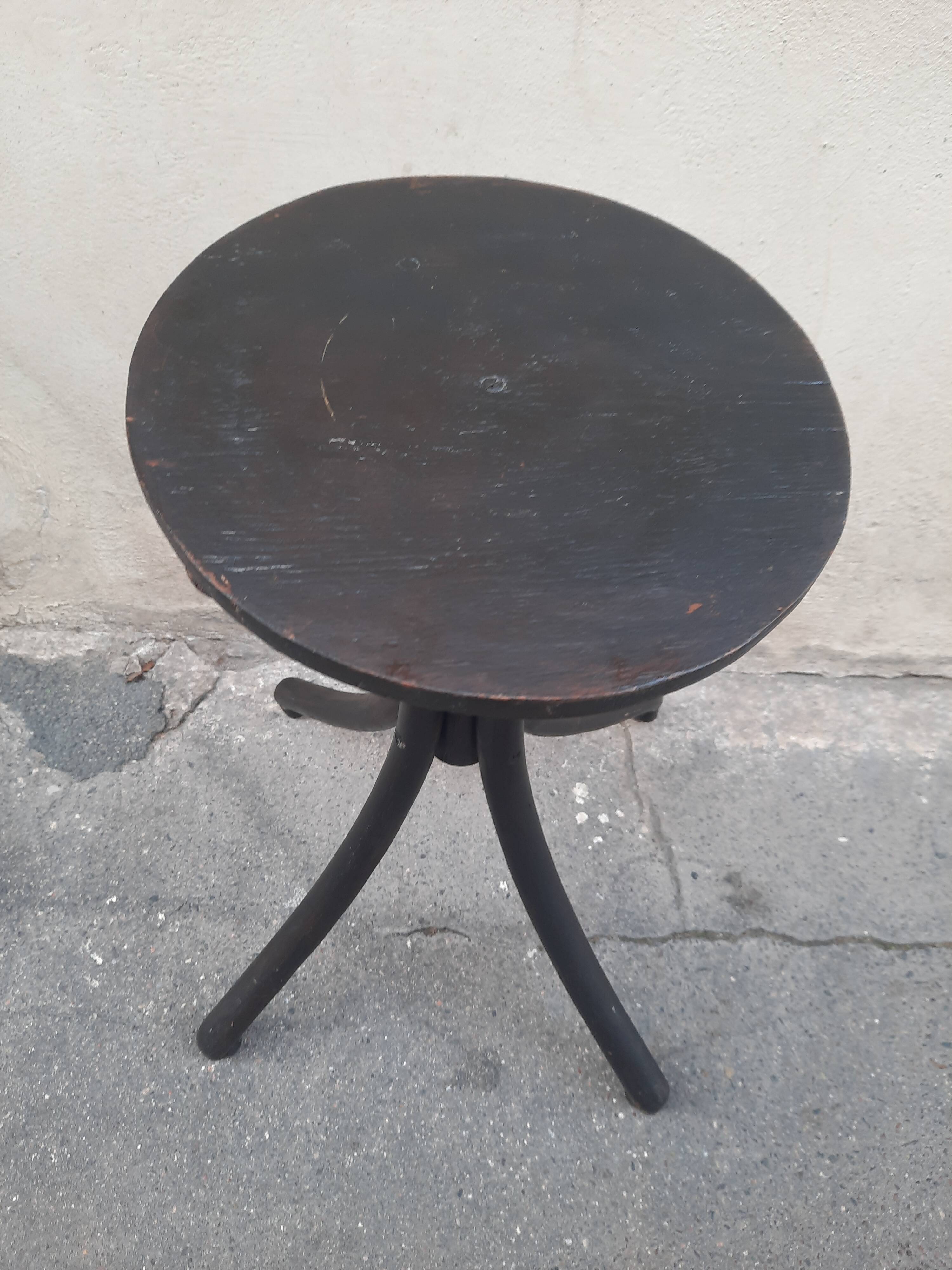 Table en bois courbé