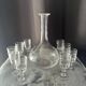 Service of an engraved art deco liqueur - captain's decanter and 9 matching glasses.