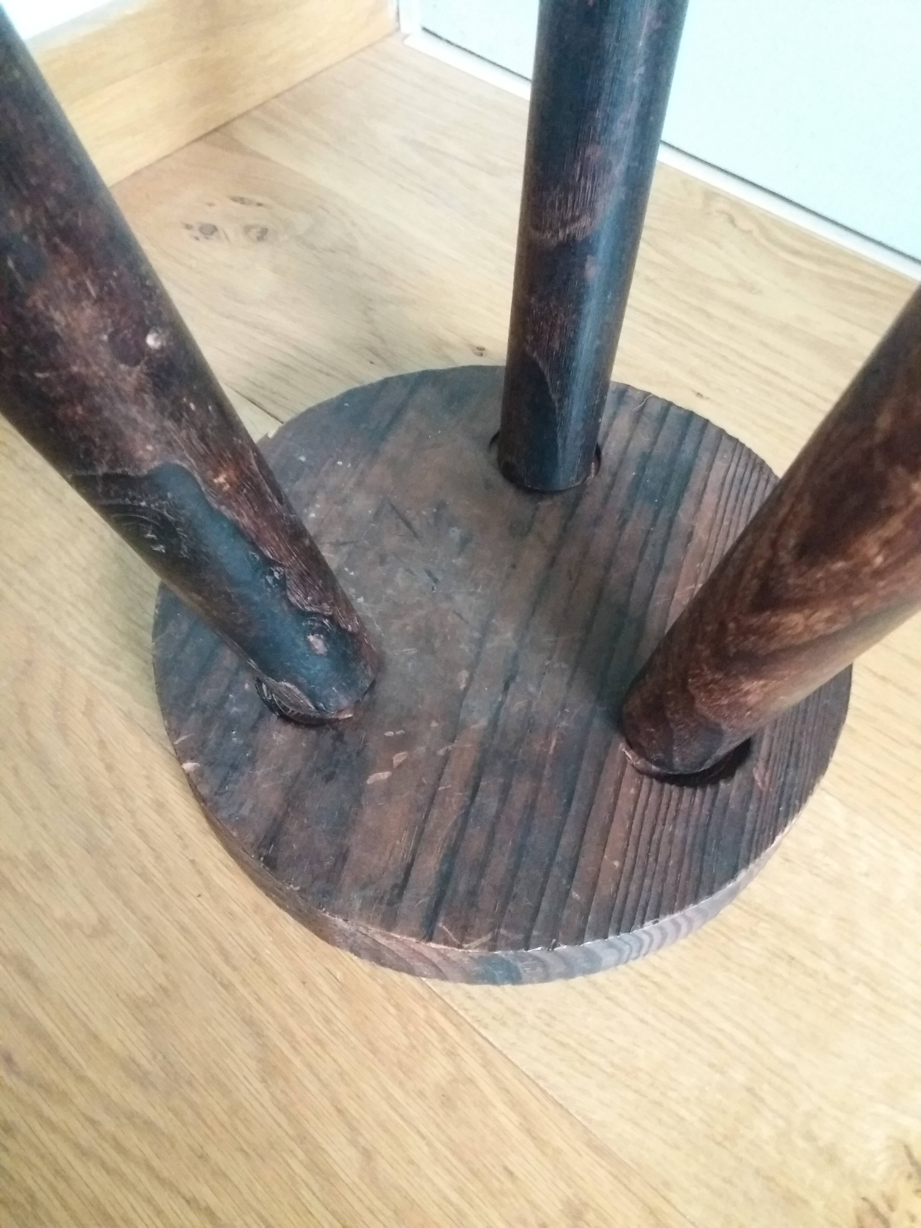 Tripod pencil leg stool