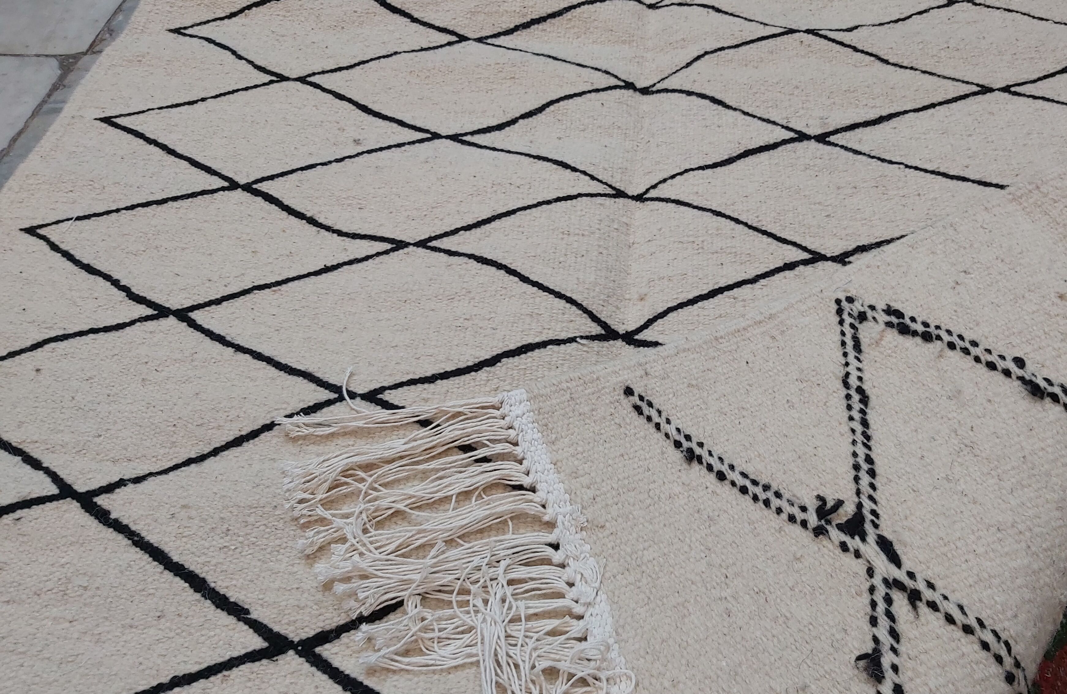 Handmade white and black berber carpet  192x118cm