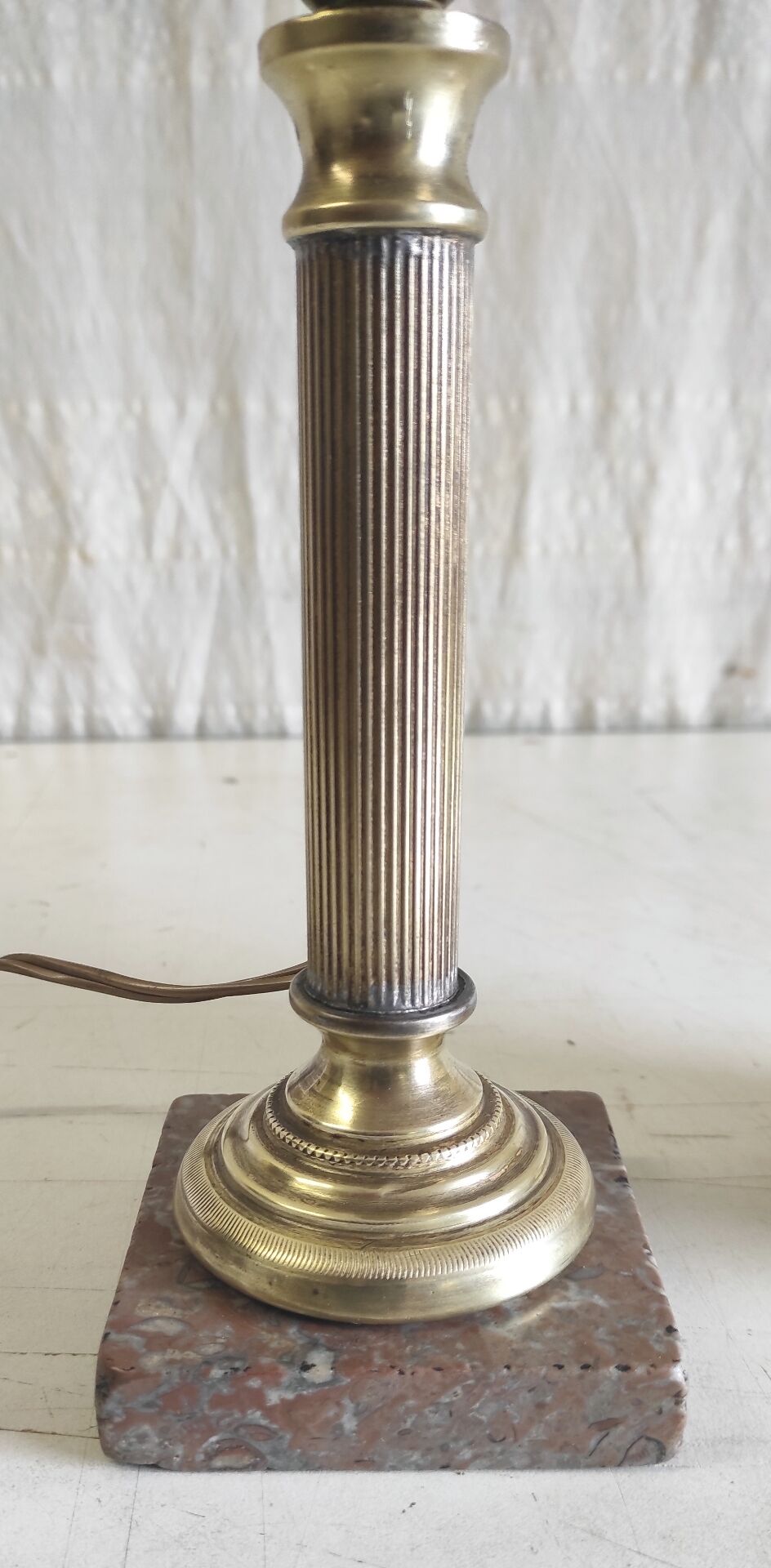 Table lamp in gilded brass and marble - mid 20th century.