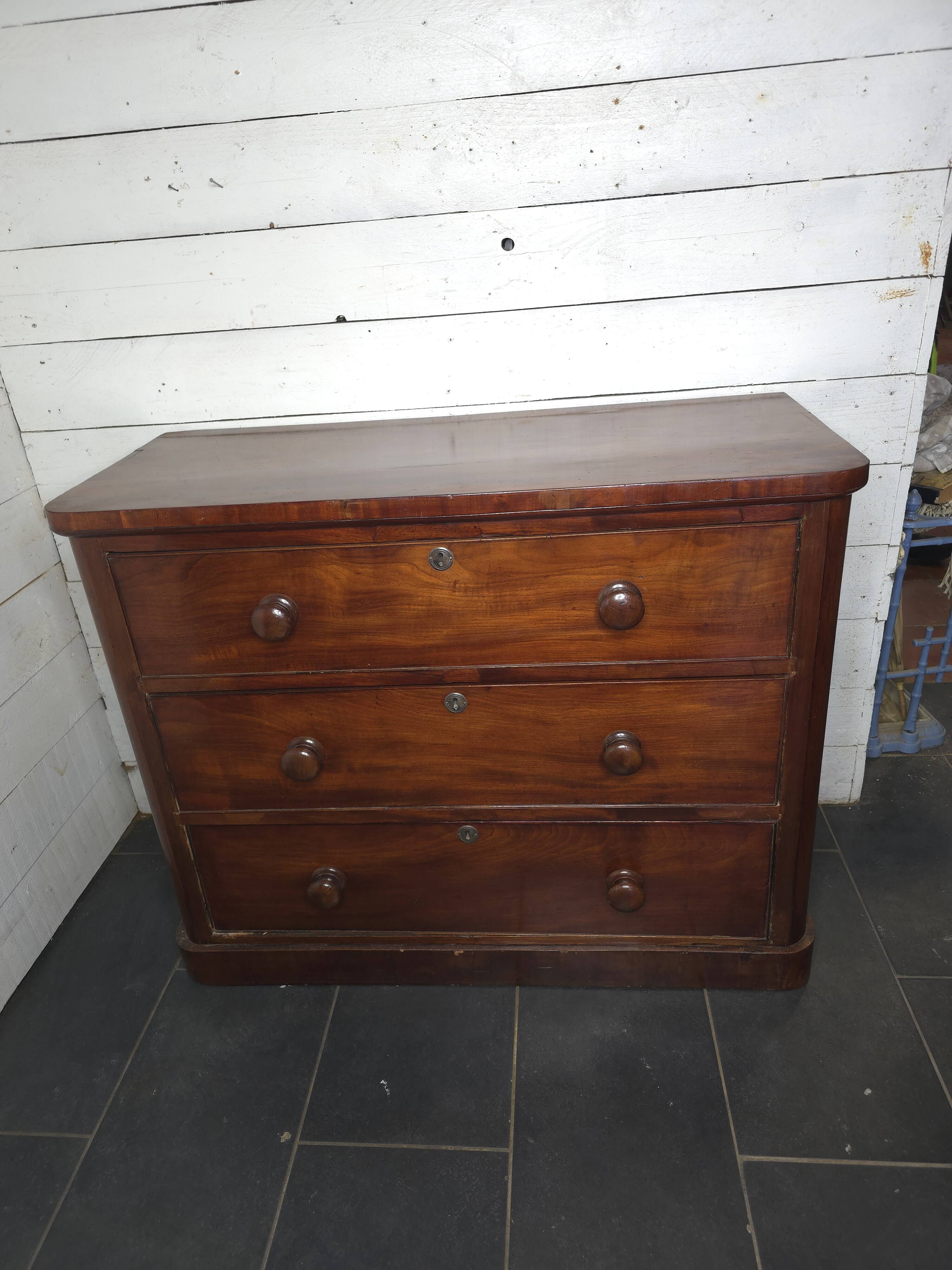 English style mahogany chest of drawers with 3 drawers