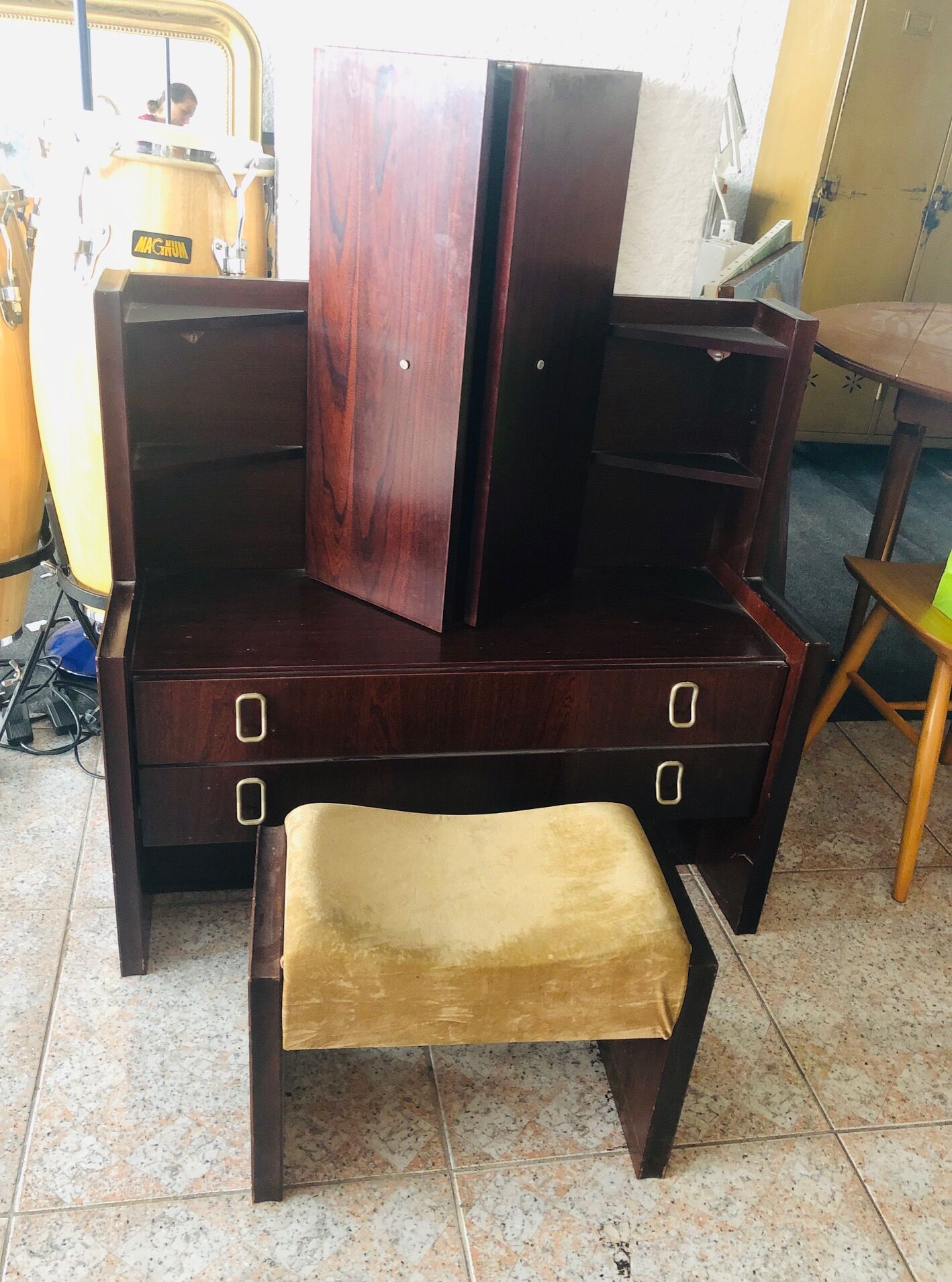 Hairdresser with triptych mirror and stool