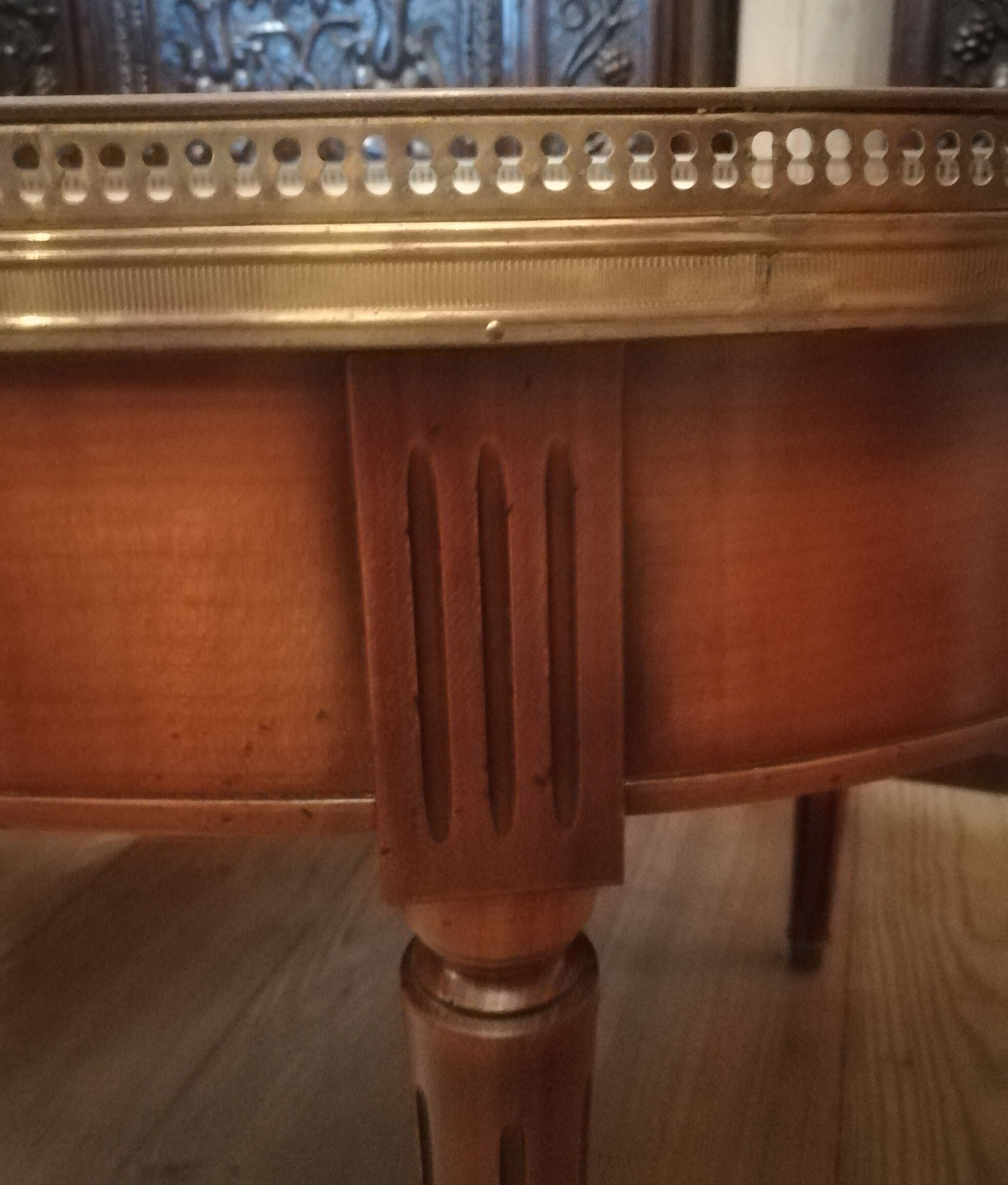 Oval hot water table in cherry and marble