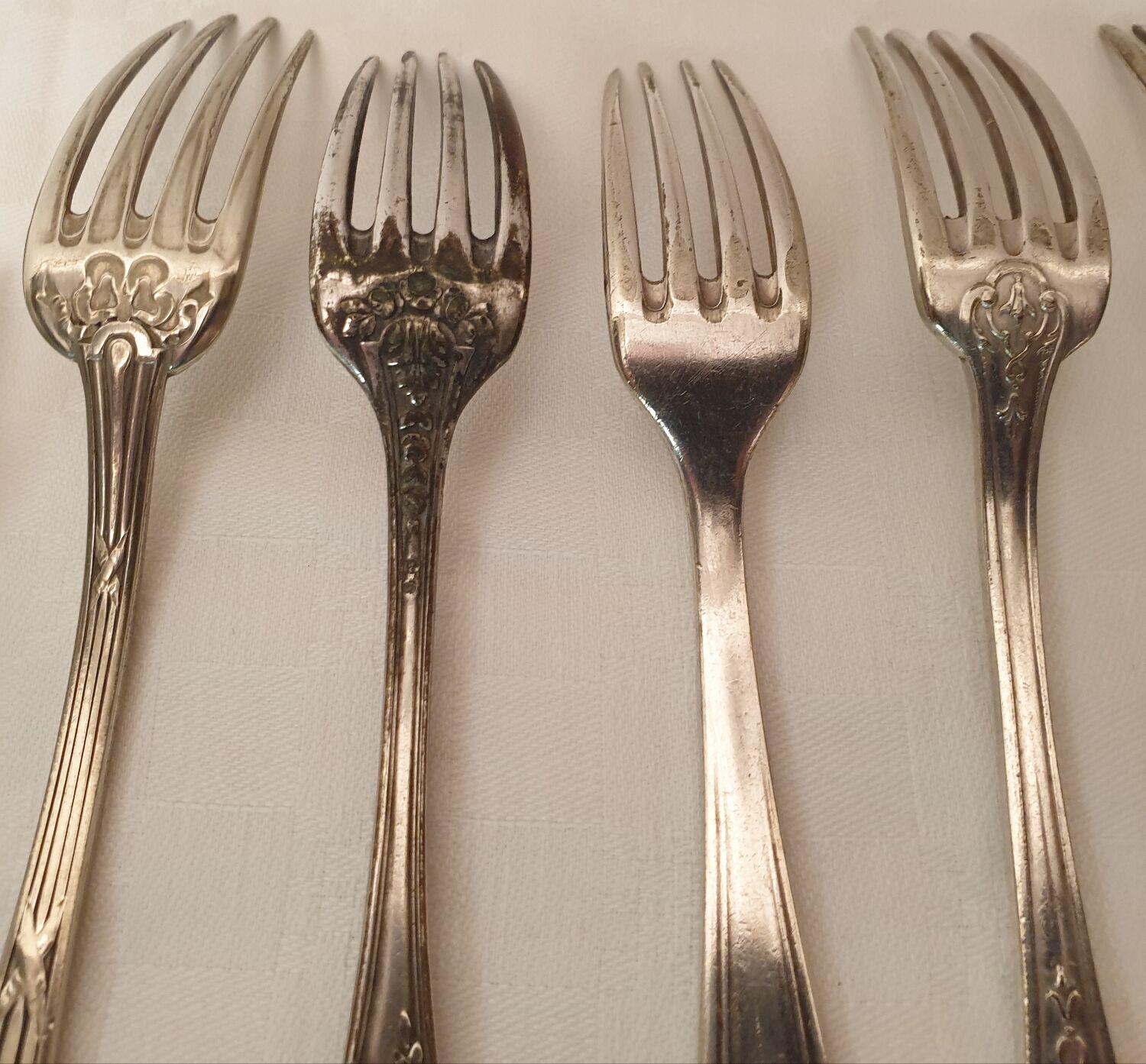 Set of mismatched silvered metal cutlery